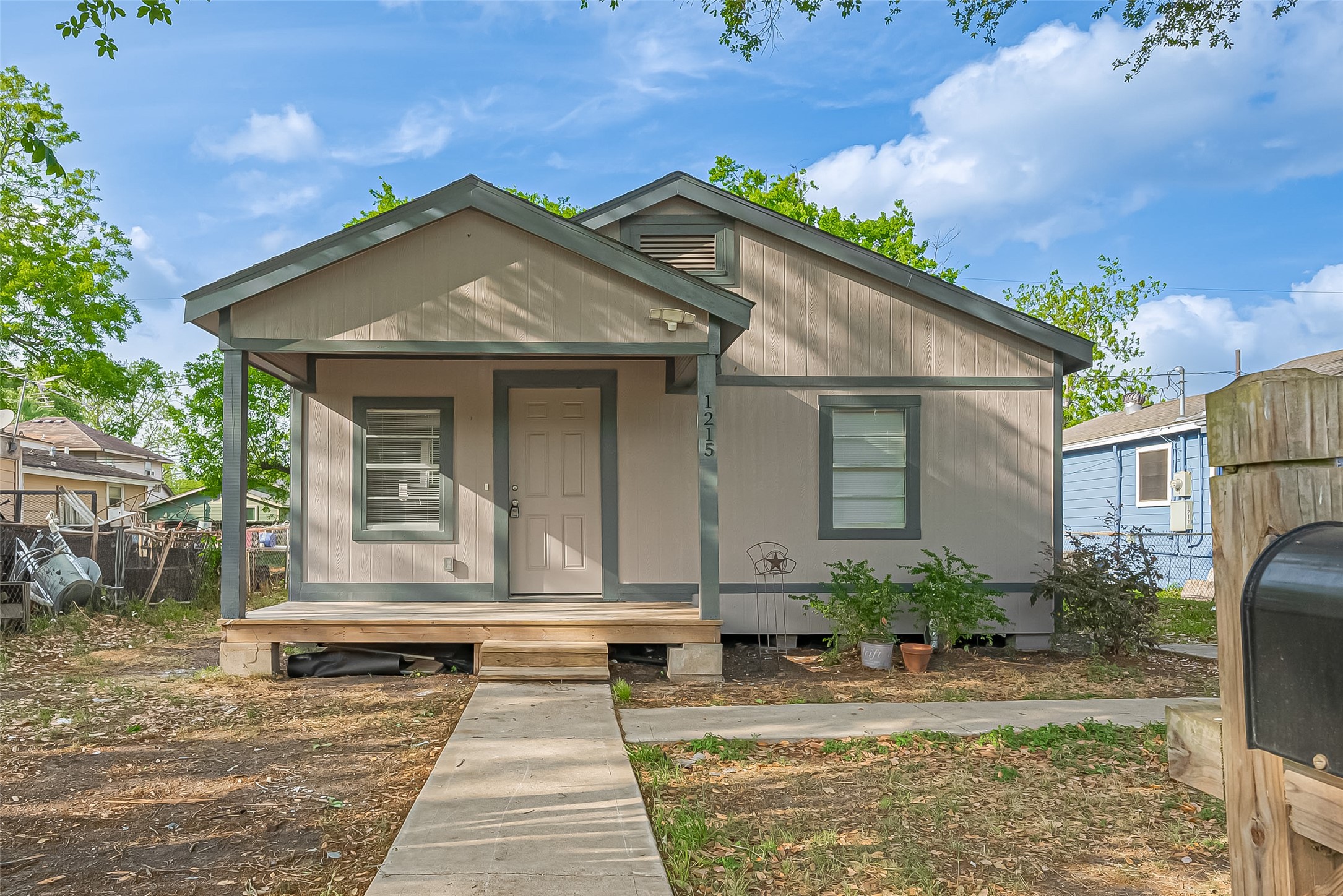 1215 Walnut Avenue Property Photo