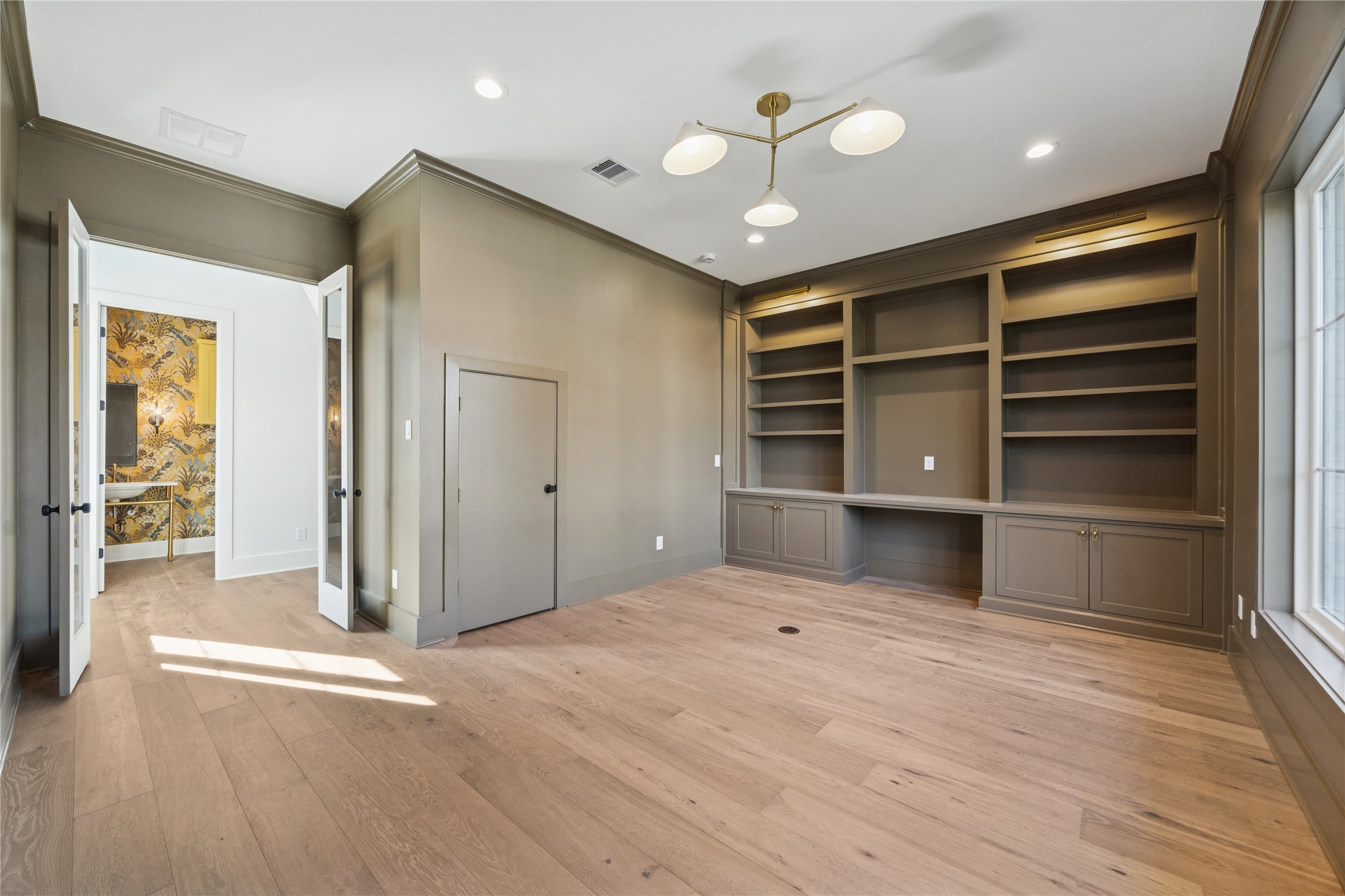 955 W 42nd Street Property Photo 6