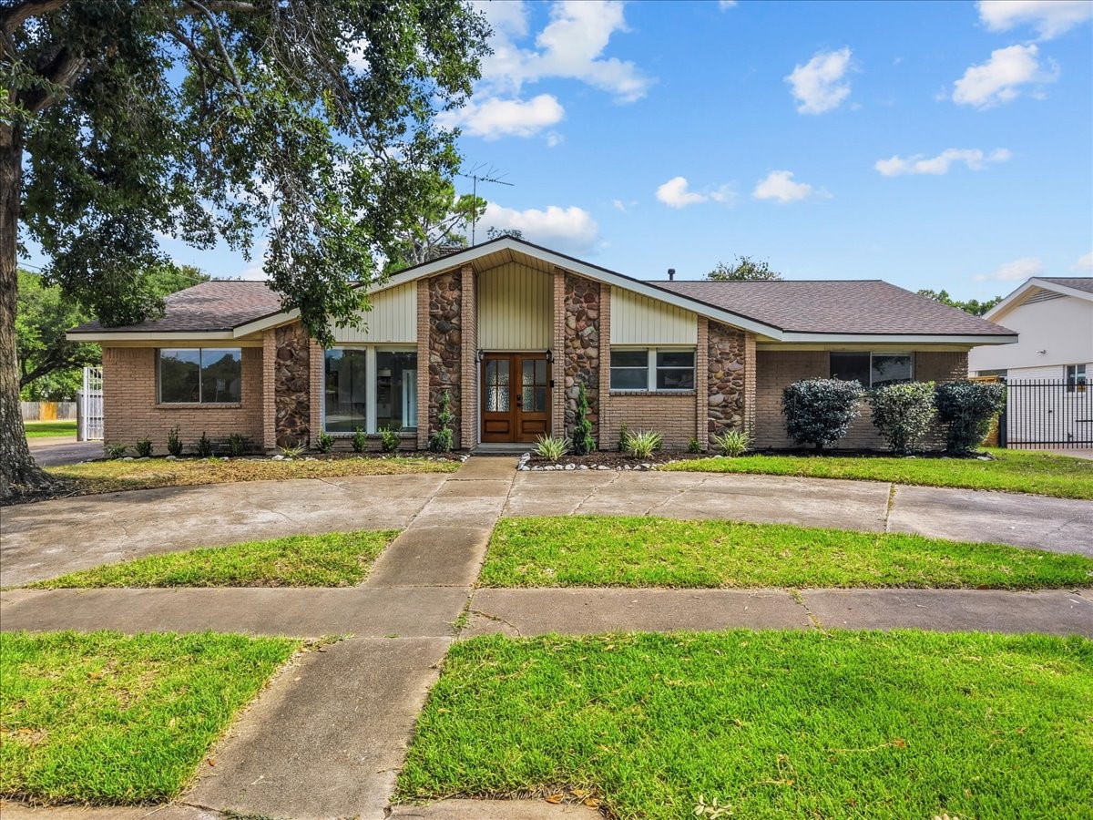 5762 Birdwood Road Property Photo