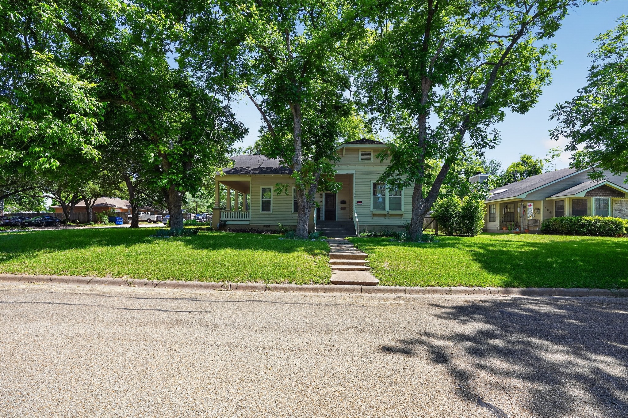 106 E Valverde Street Property Photo 3