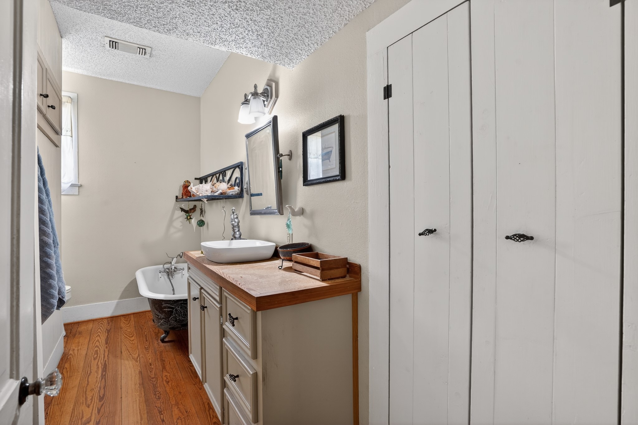 106 E Valverde Street Property Photo 21