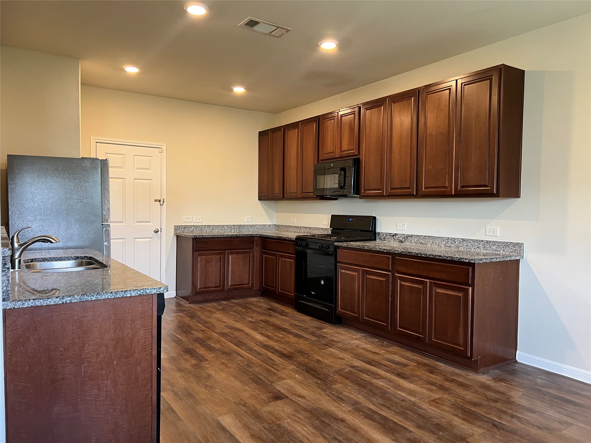 4711 Prairie Chase Drive Property Photo 4