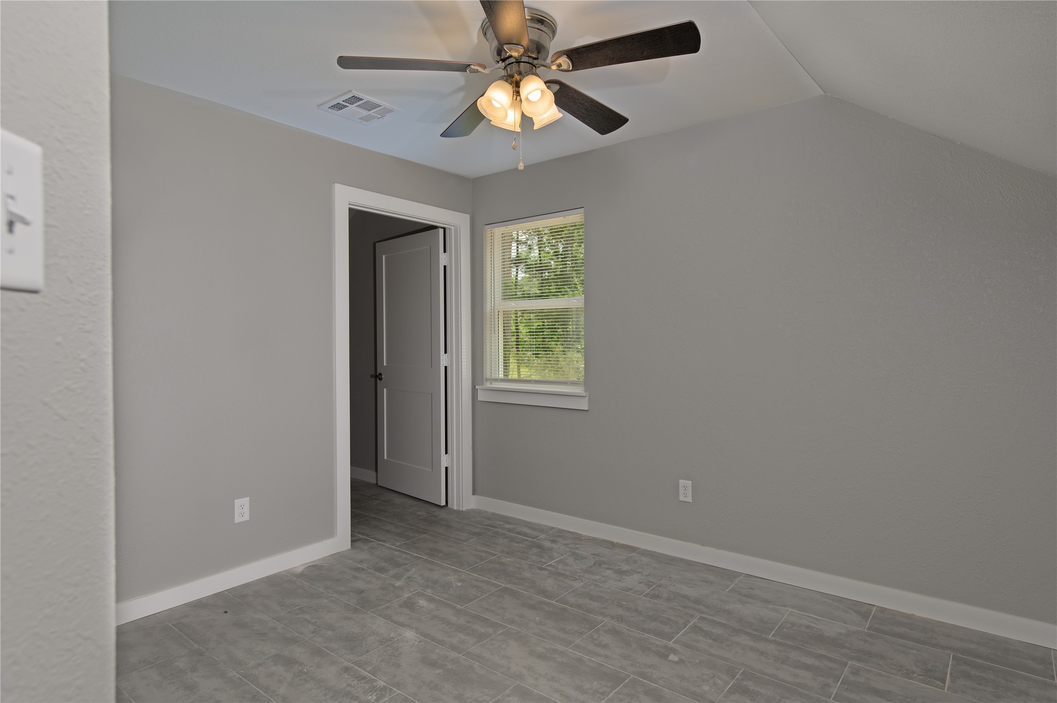 519 Magnolia Point Drive B Property Photo 4