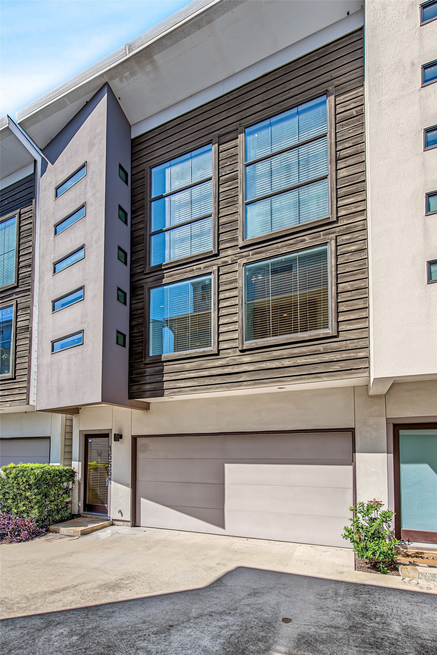 1555 Birdsall Street A Property Photo 4