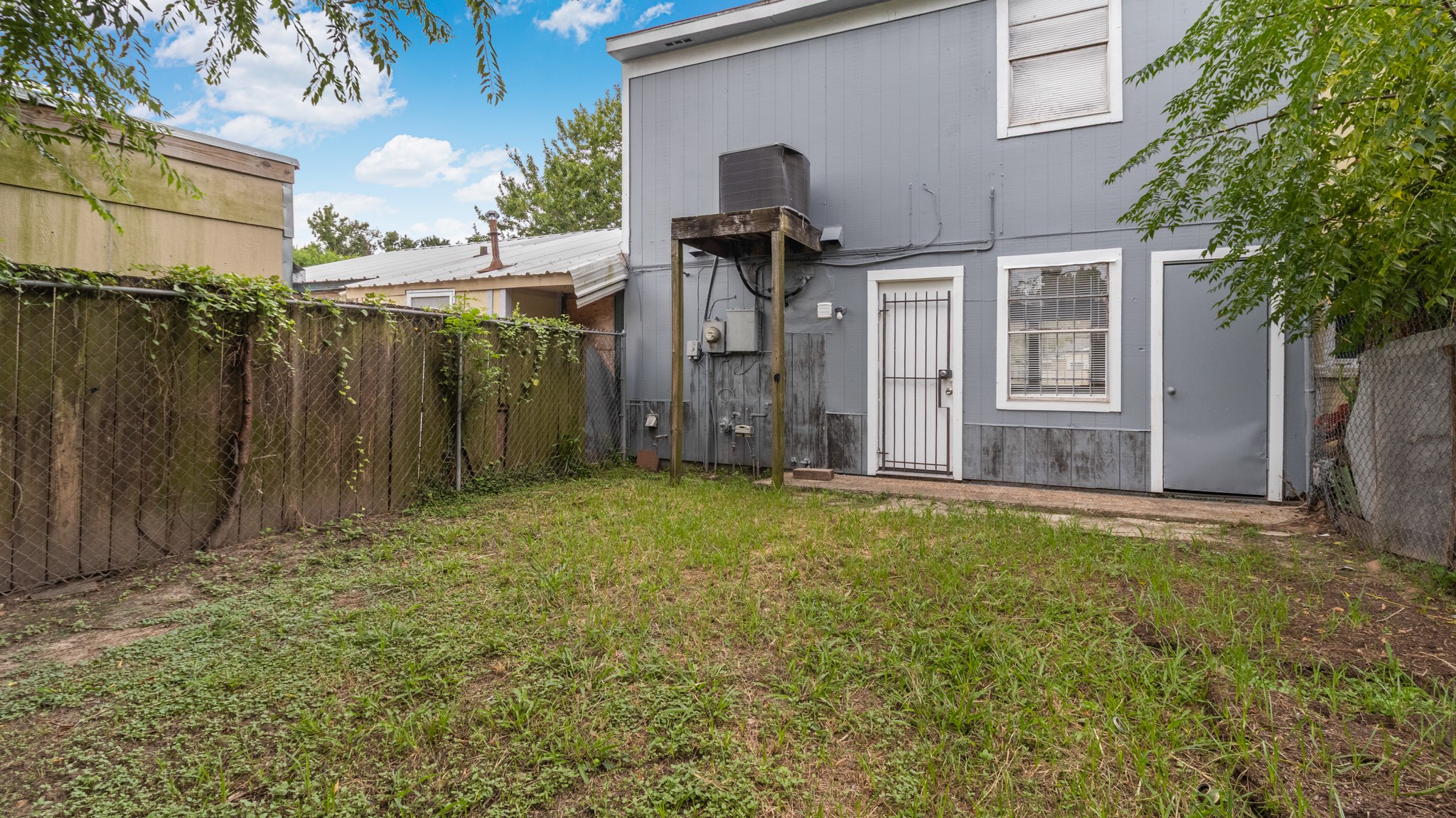 9706 Farragut Street Property Photo 17