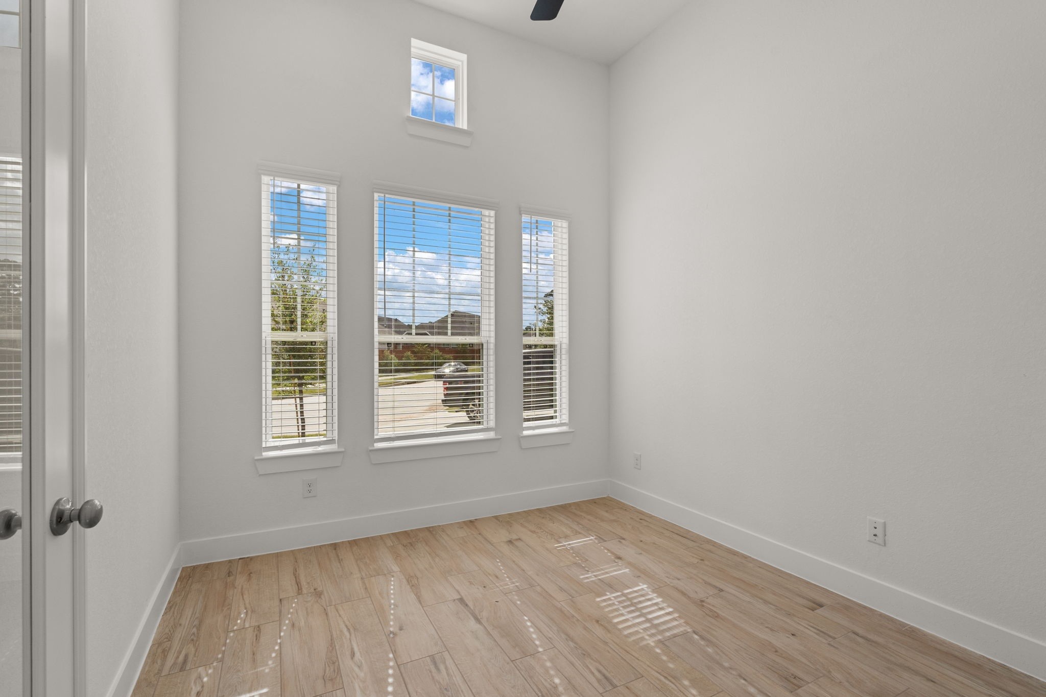 28819 Crockett Gardens Drive Property Photo 6