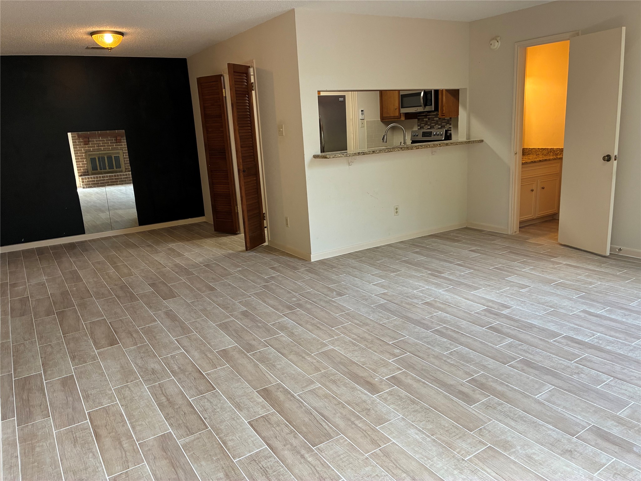 13784 Hollowgreen Drive Property Photo 5