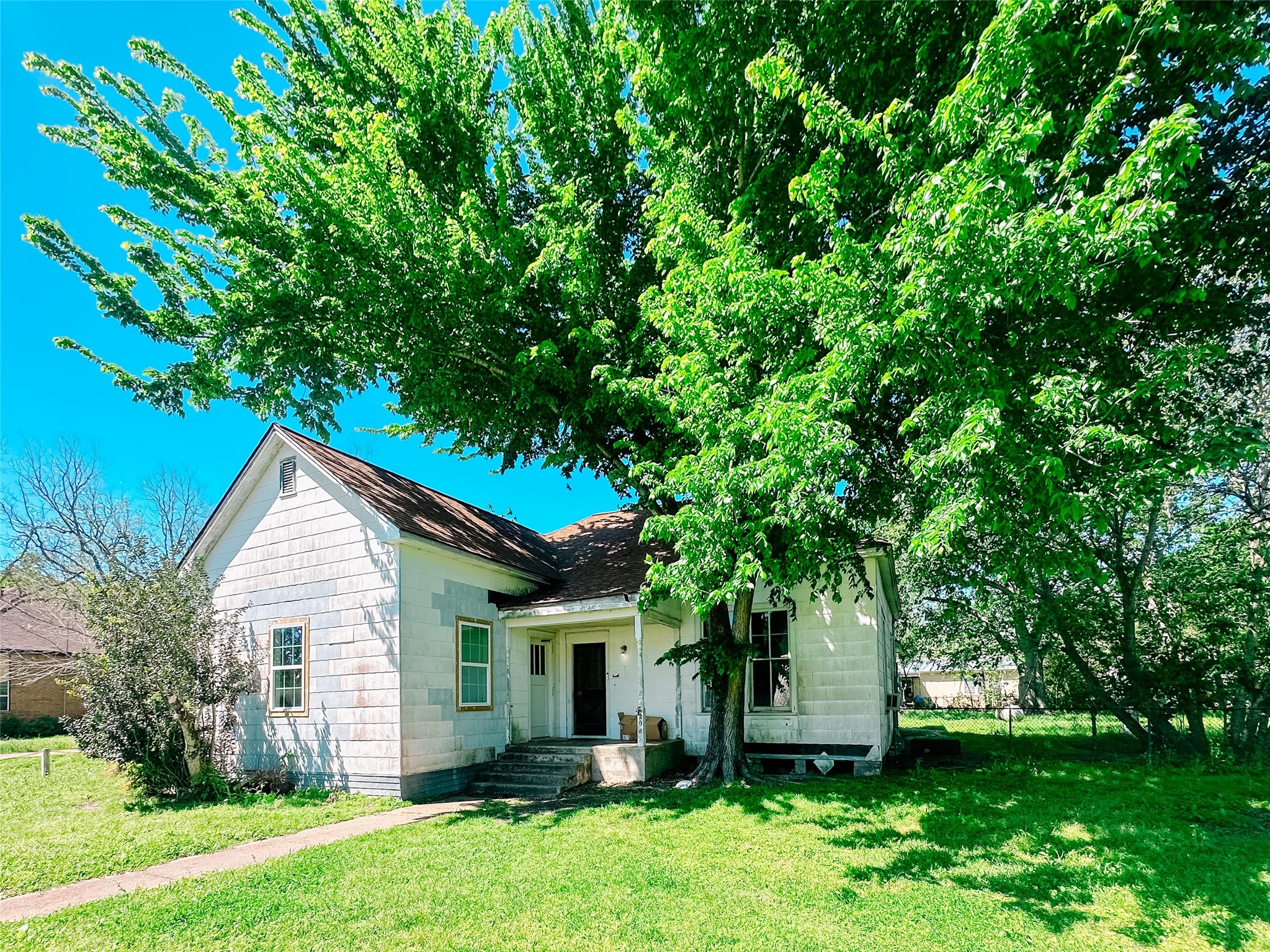 208 8th Street Property Photo