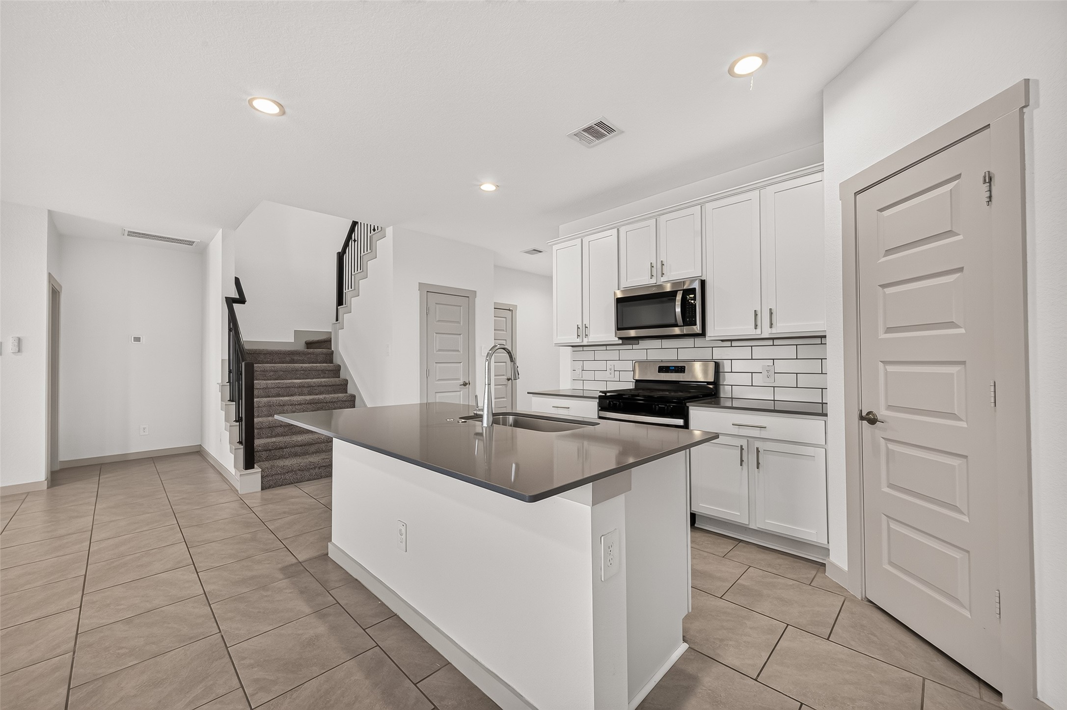4015 Itzle Island Court Property Photo 17