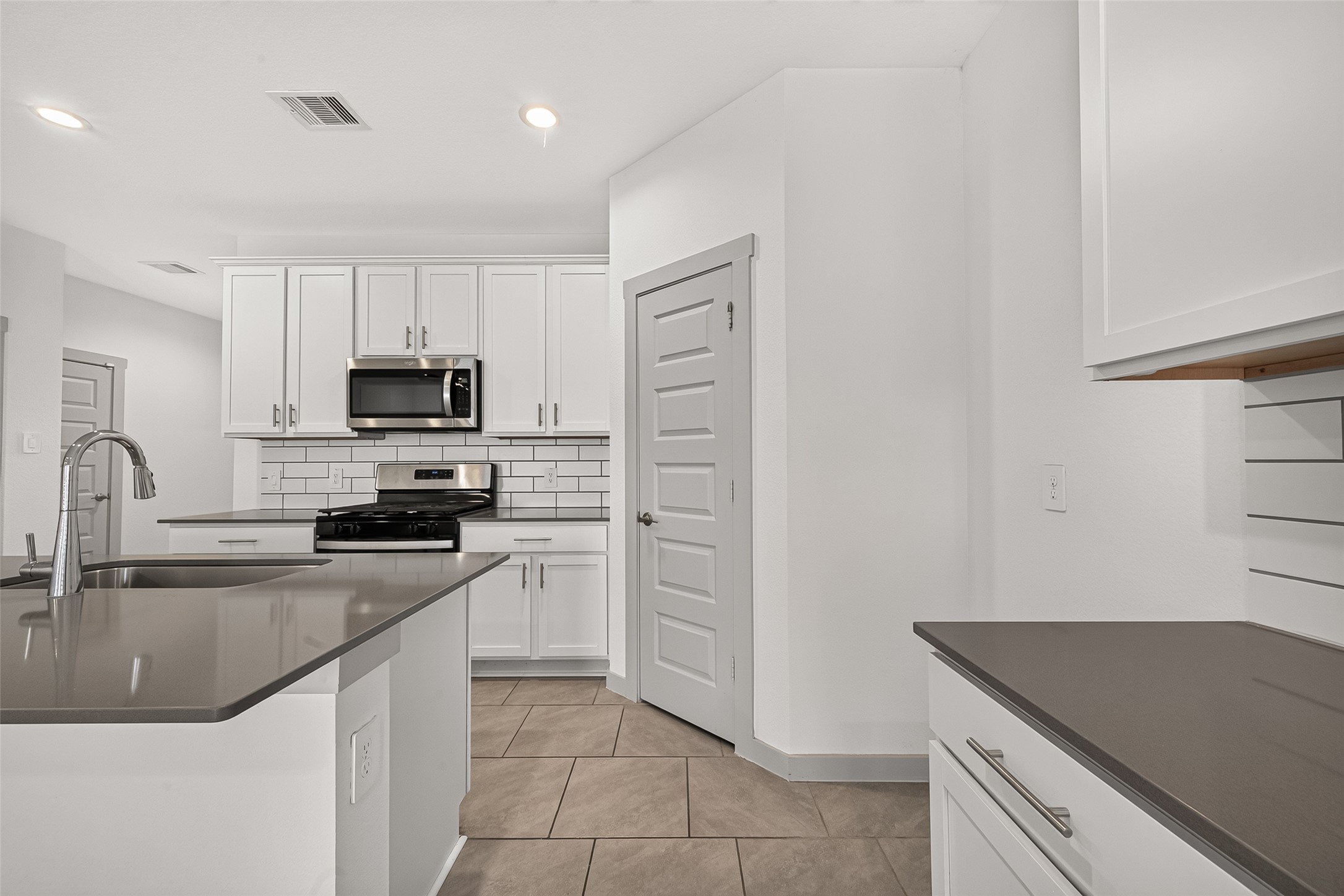 4015 Itzle Island Court Property Photo 18