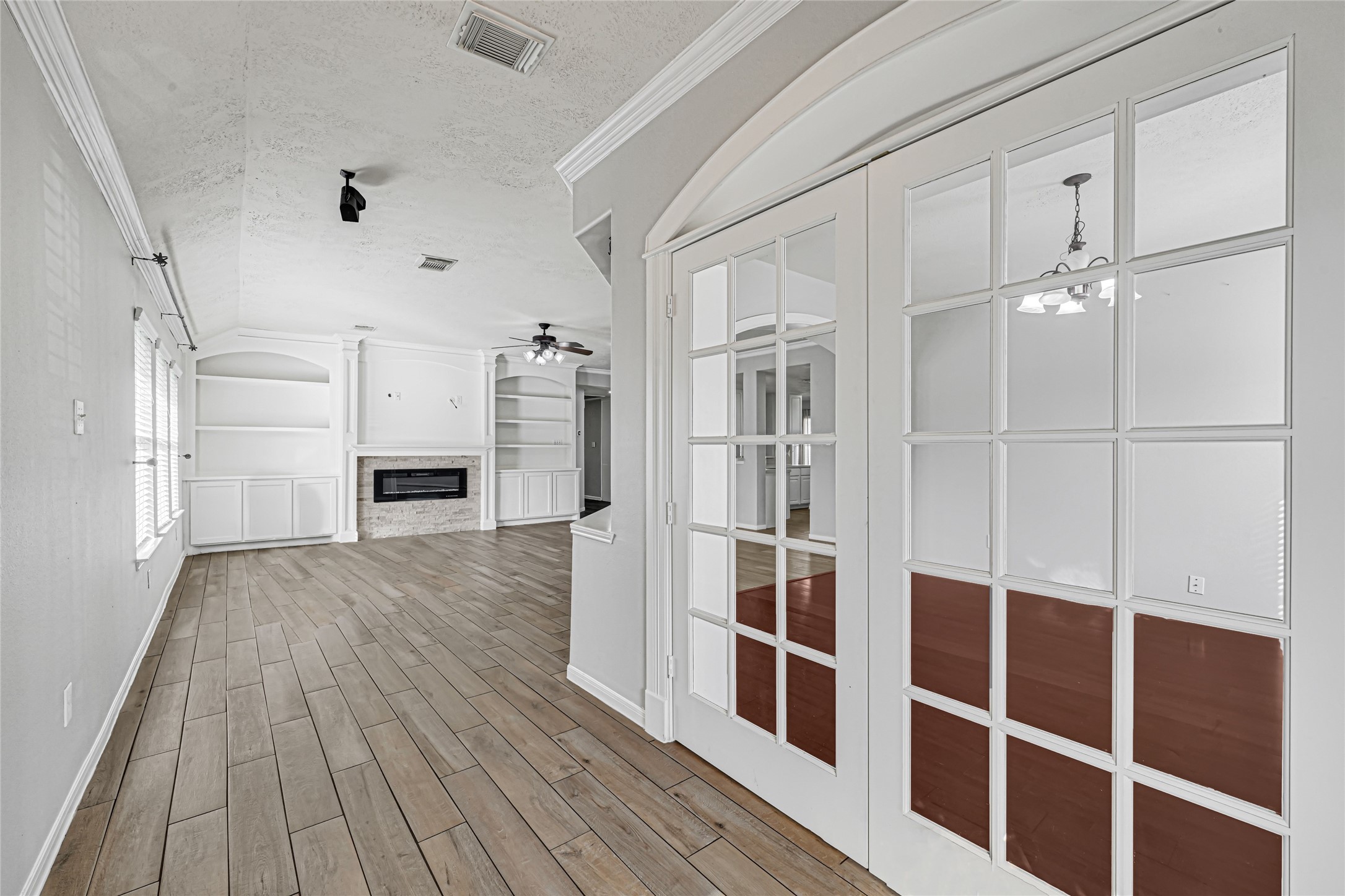 2146 Longwood Drive Property Photo 4