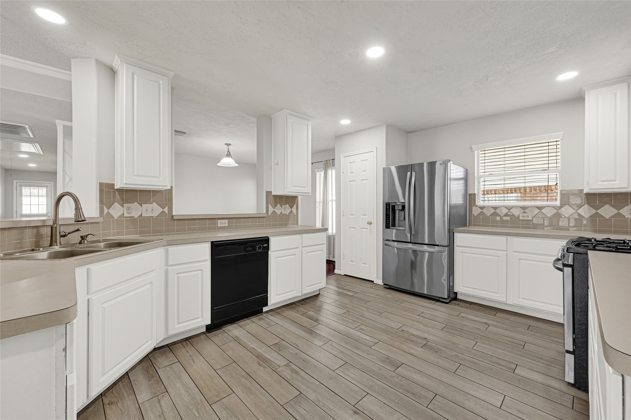 2146 Longwood Drive Property Photo 10