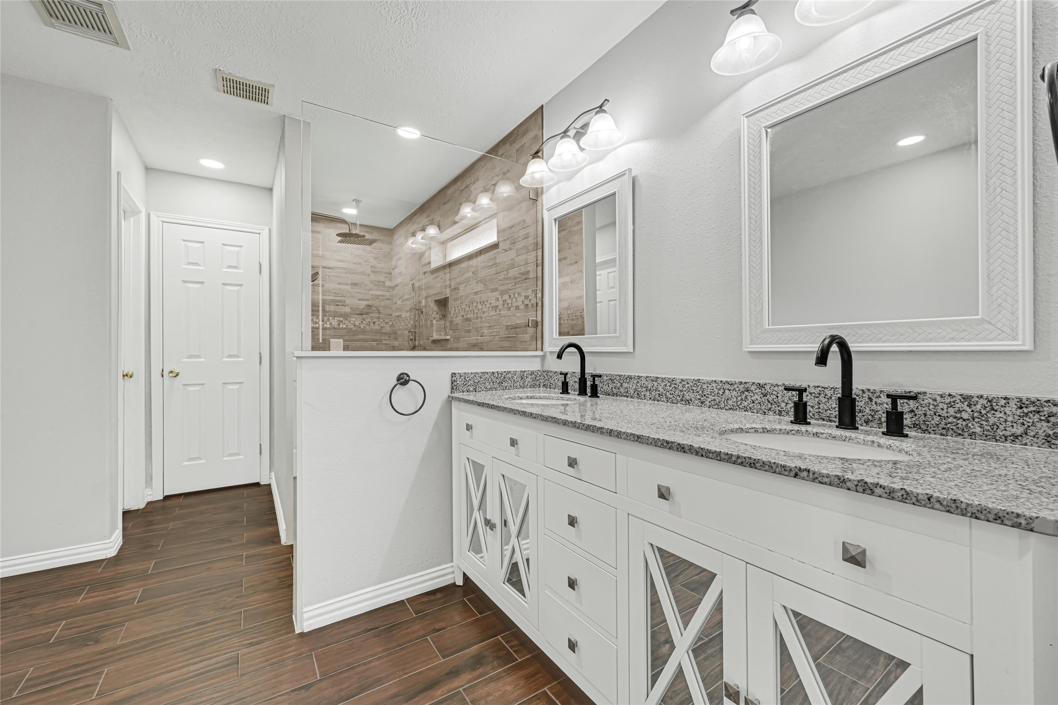 2146 Longwood Drive Property Photo 17
