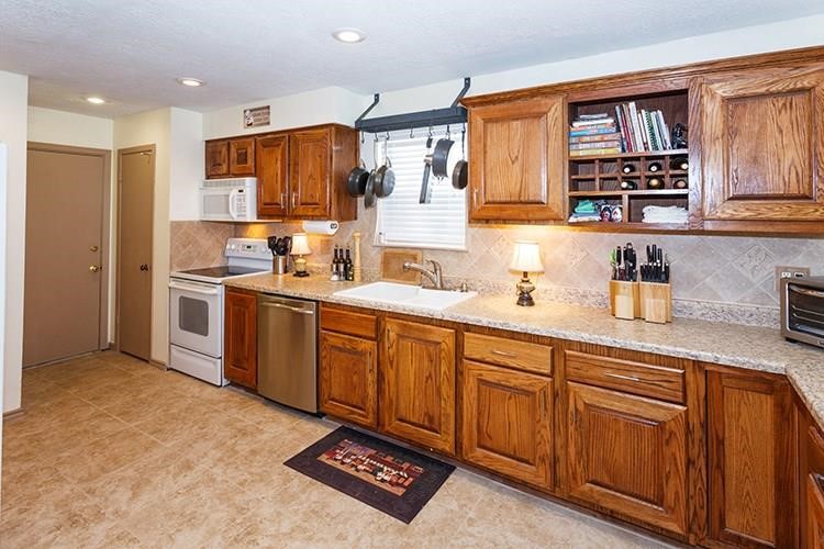 5910 Country Place Property Photo 3