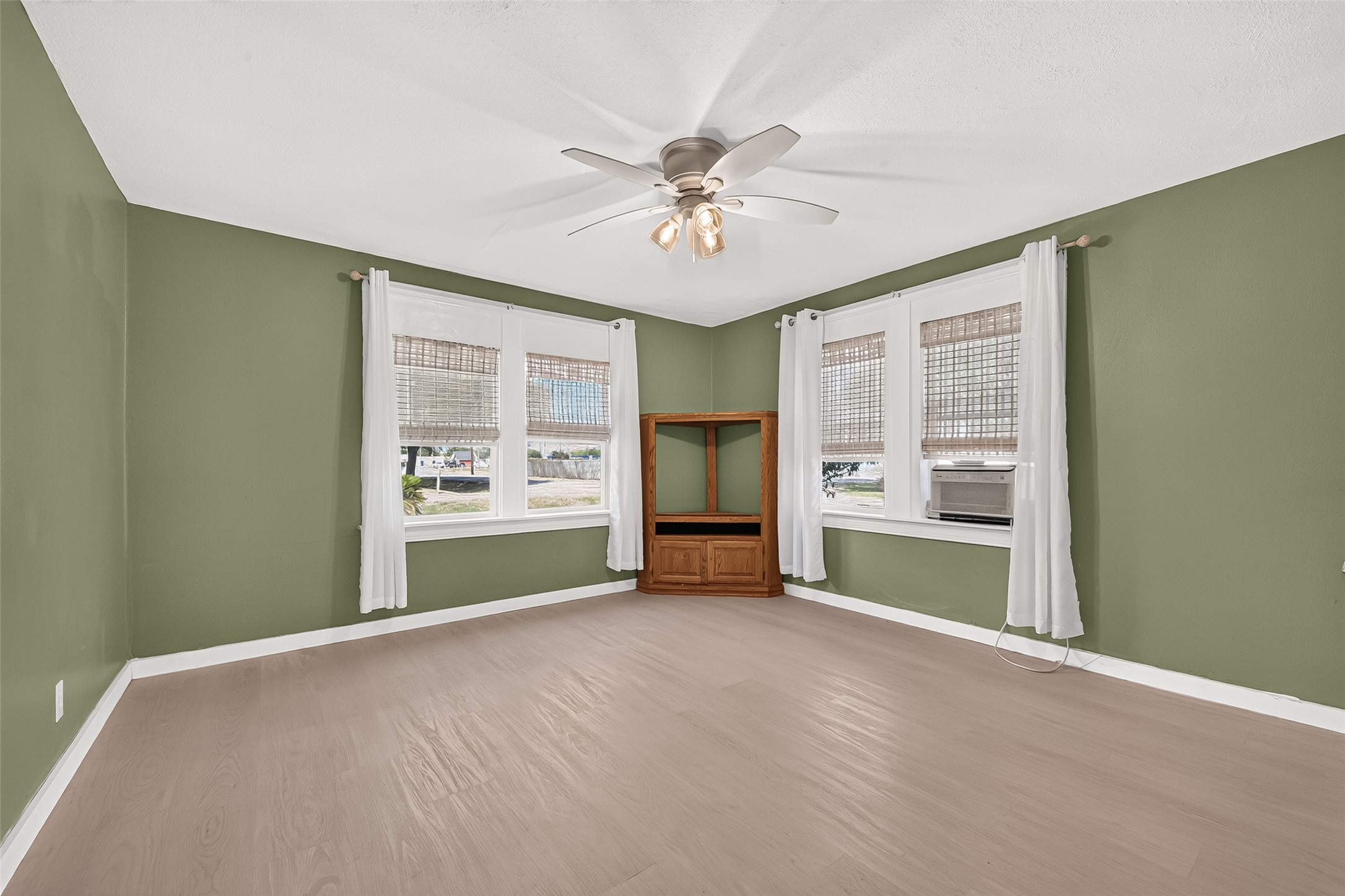 1403 N Avenue F Property Photo 12