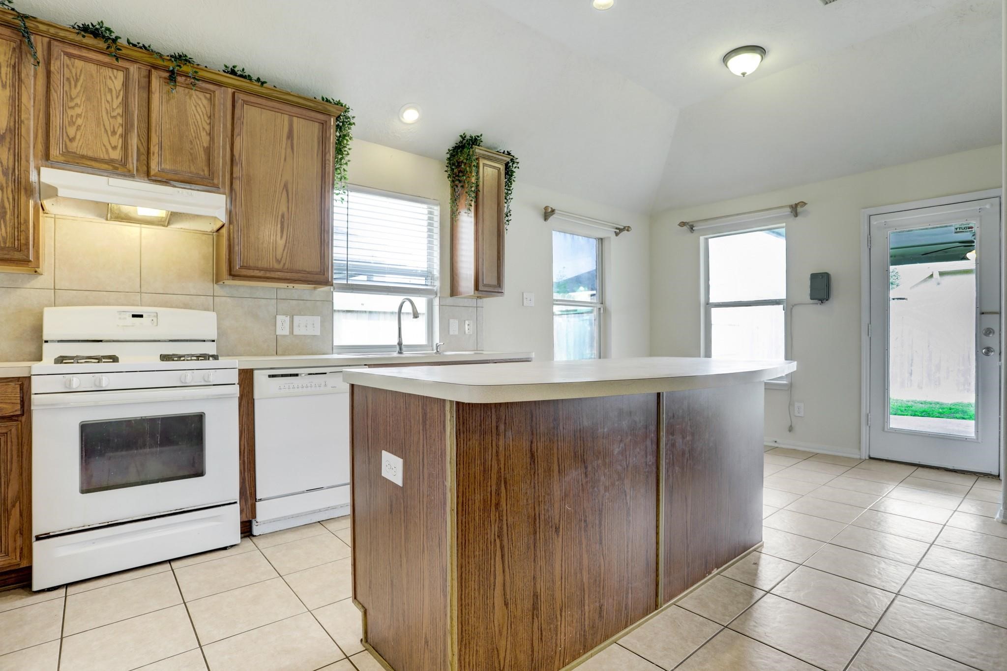 7605 Waterlilly Lane Property Photo 6
