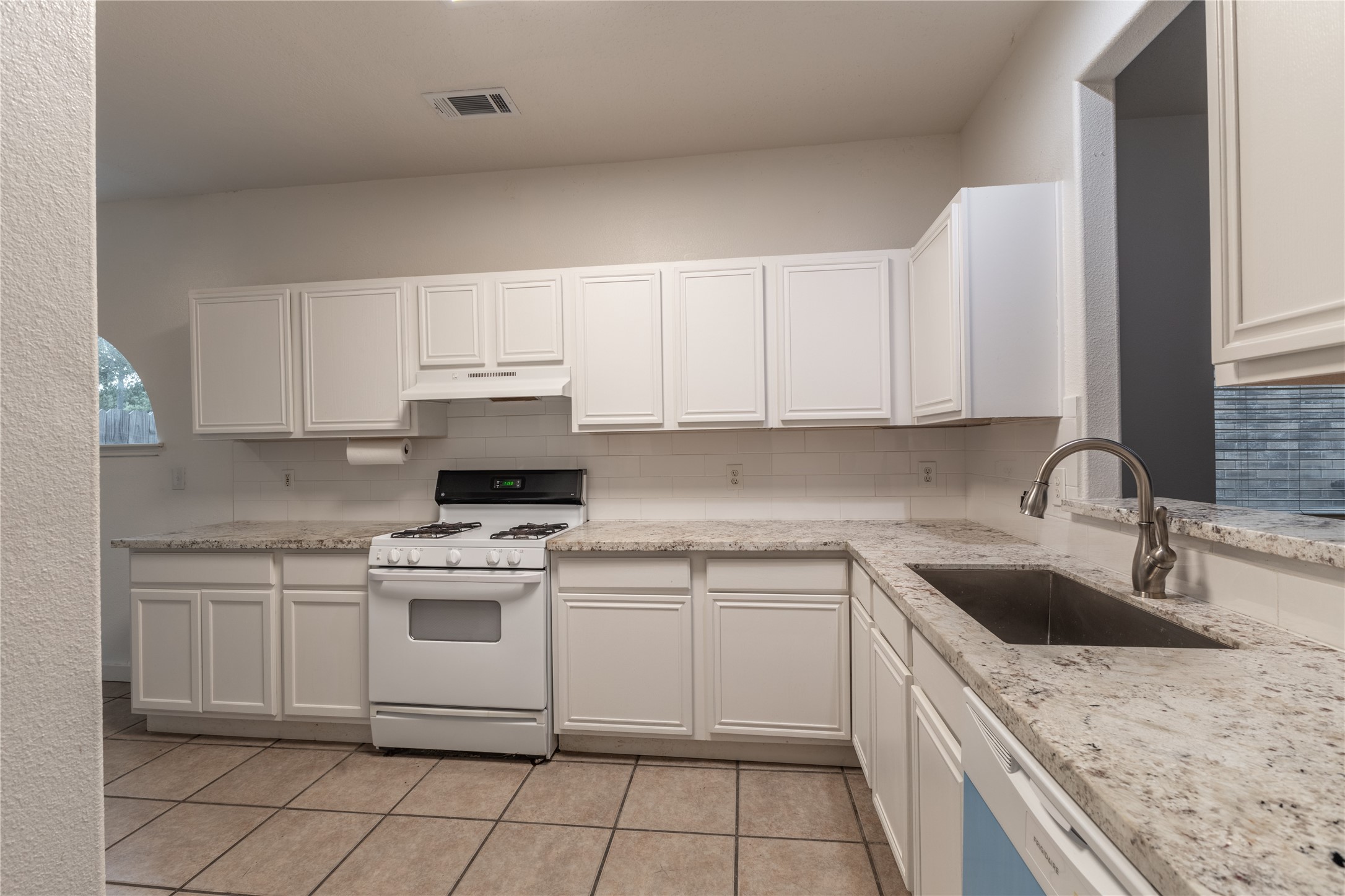 20018 Rolling Hills Lane Property Photo 4