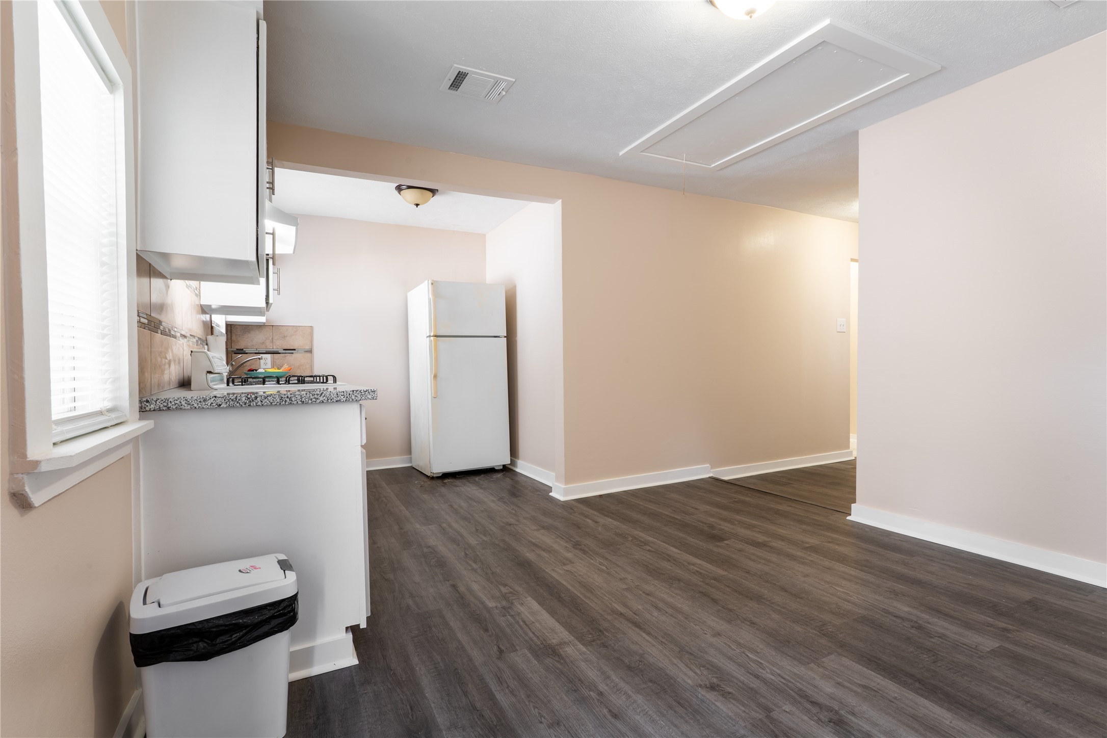 305 N Live Oak Street 2 Property Photo 1