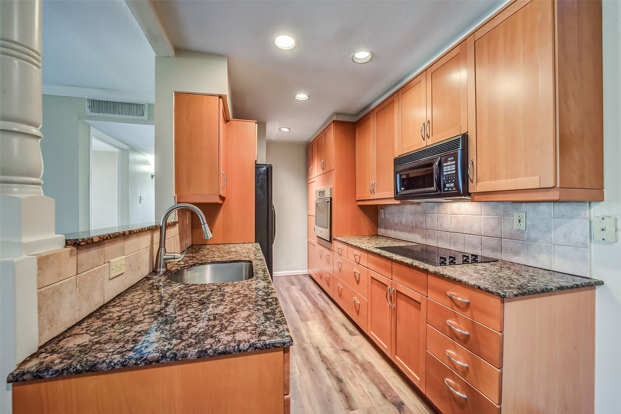 1601 S Shepherd Drive 2 Property Photo 1