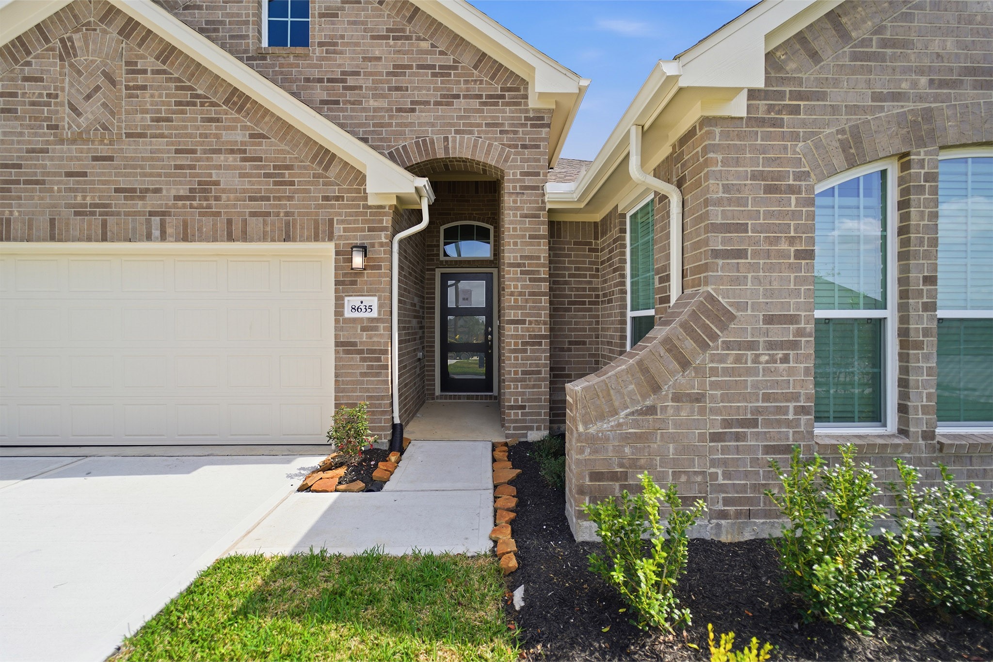8635 Jade Hill Drive Property Photo 3