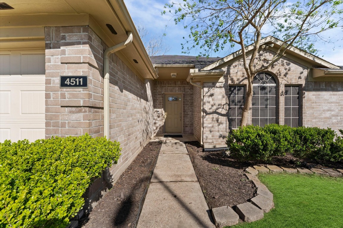 4511 Hunter Green Court Property Photo 3