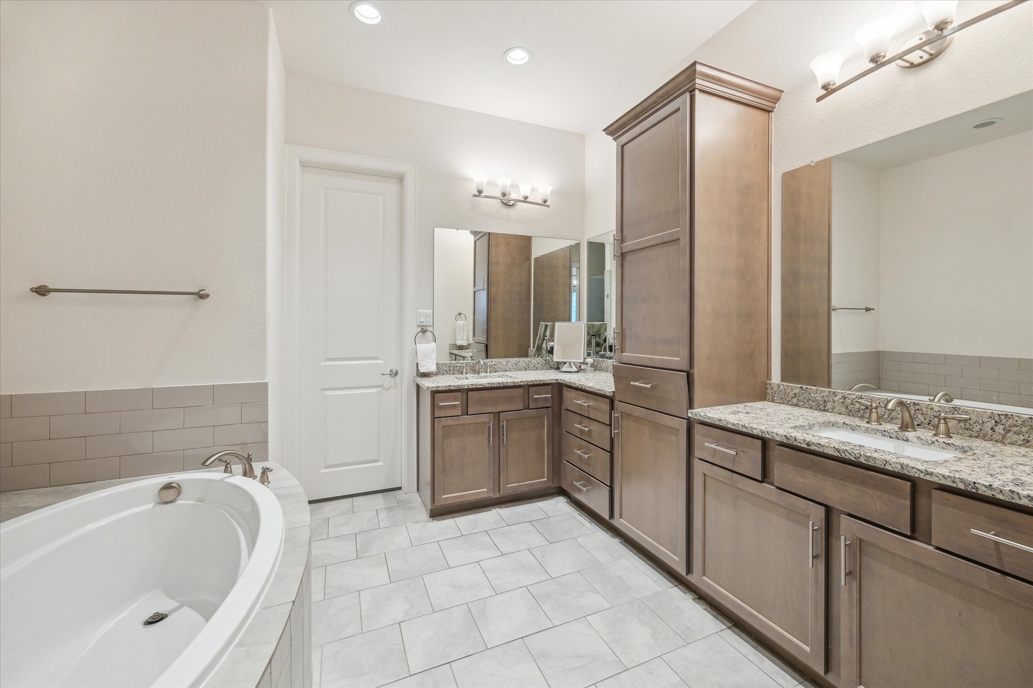 2618 Madeline Grove Drive Property Photo 14
