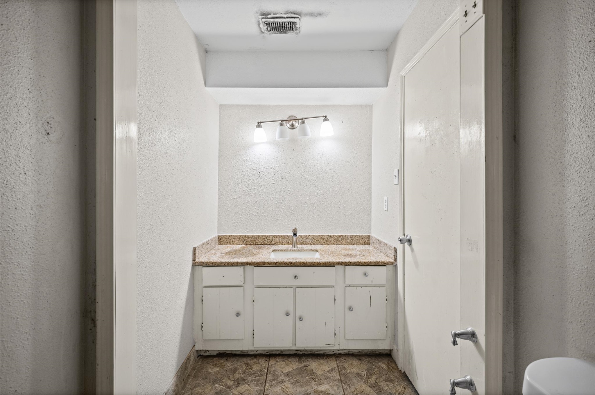 5618 Easthampton Drive C Property Photo 18