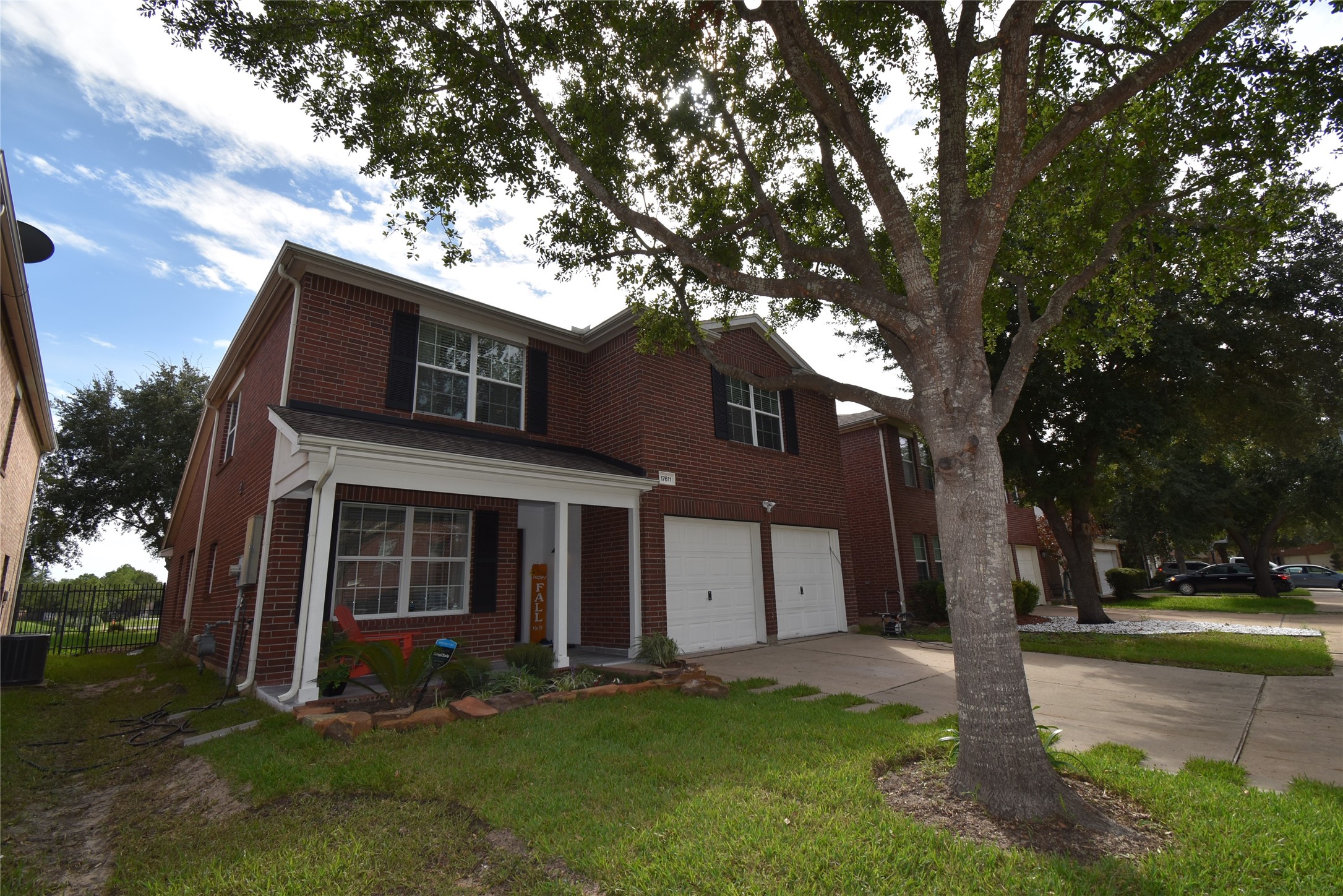 17611 Hoover Gardens Drive Property Photo 3