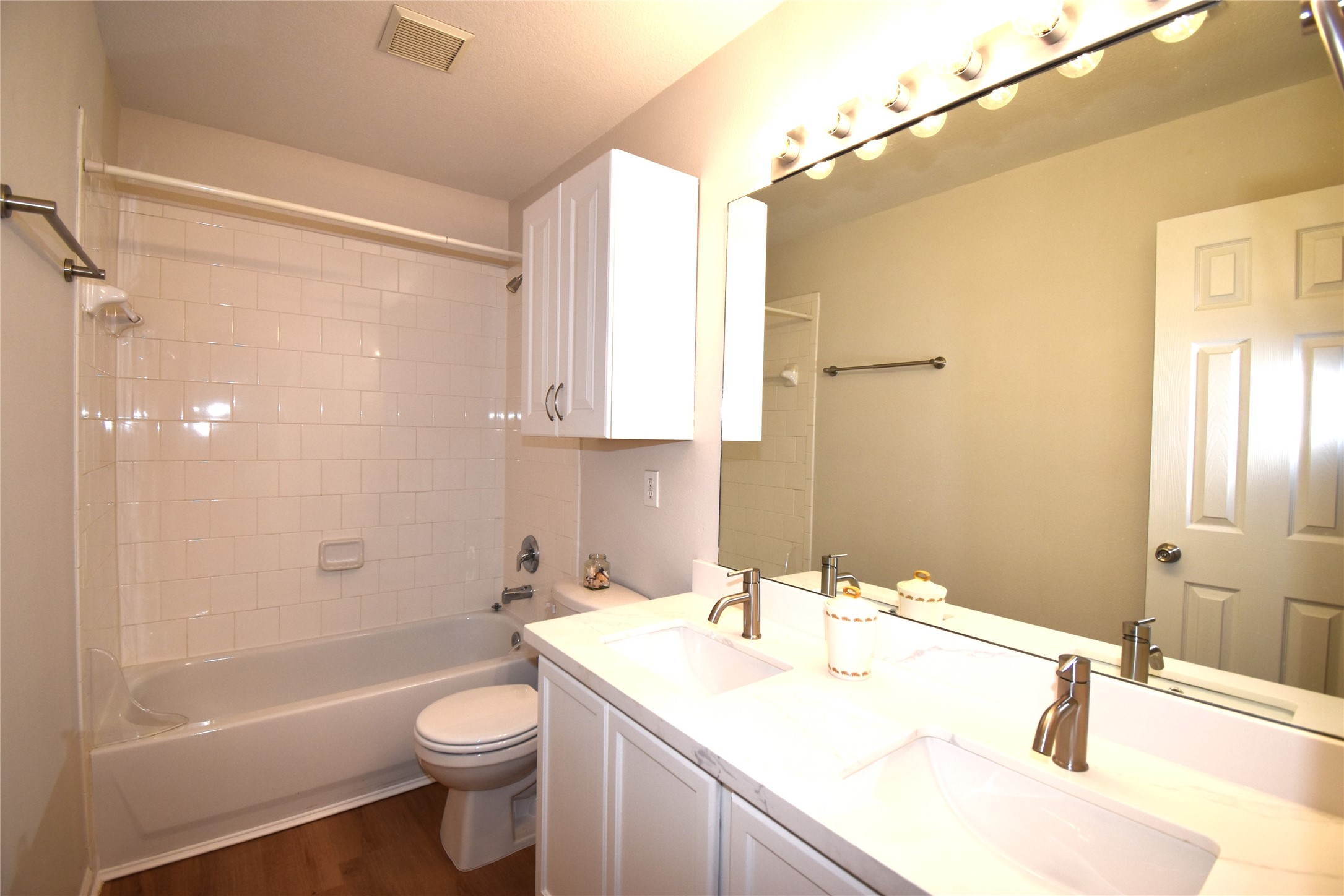 17611 Hoover Gardens Drive Property Photo 32
