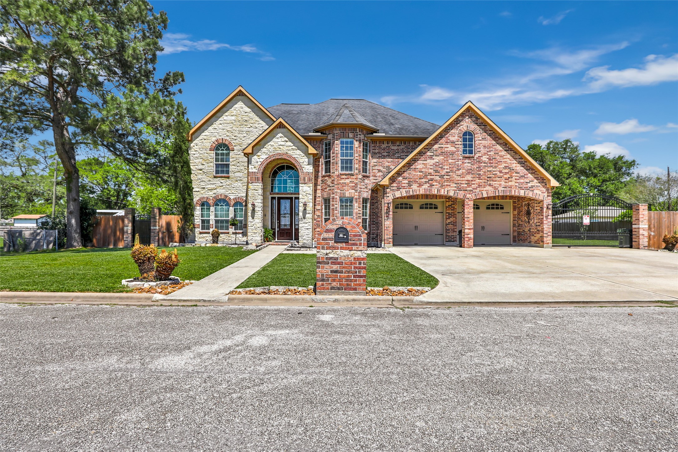 2511 Maple Street Property Photo