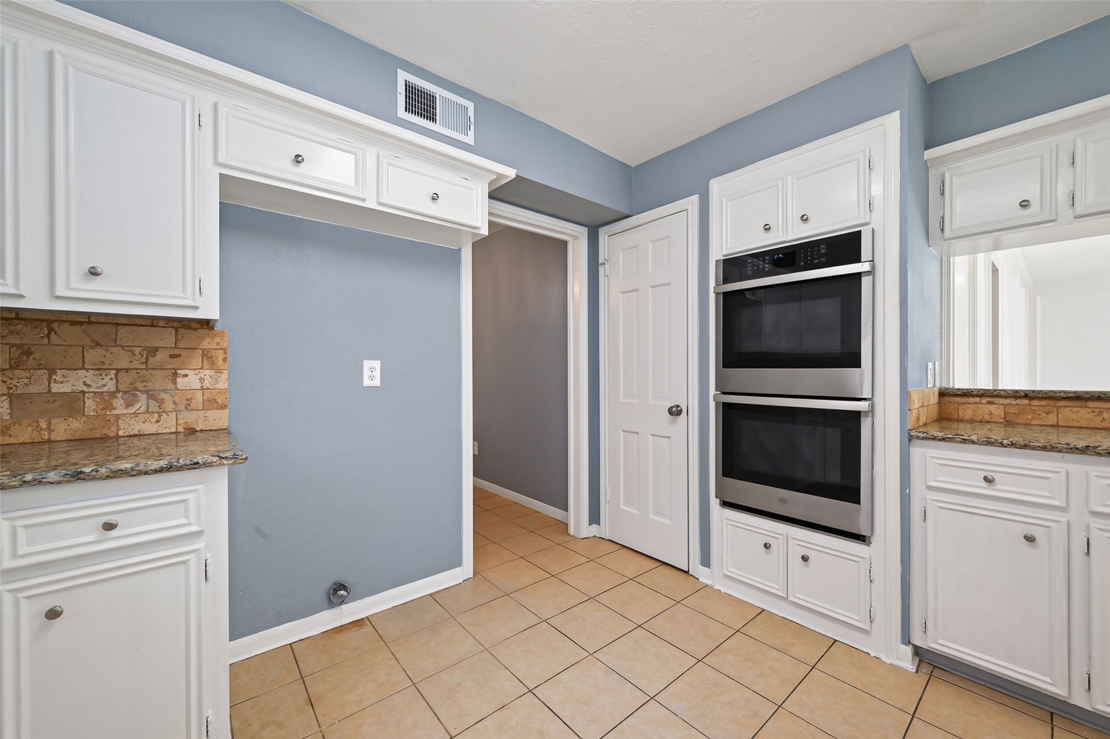 6715 Greenvale Lane Property Photo 13