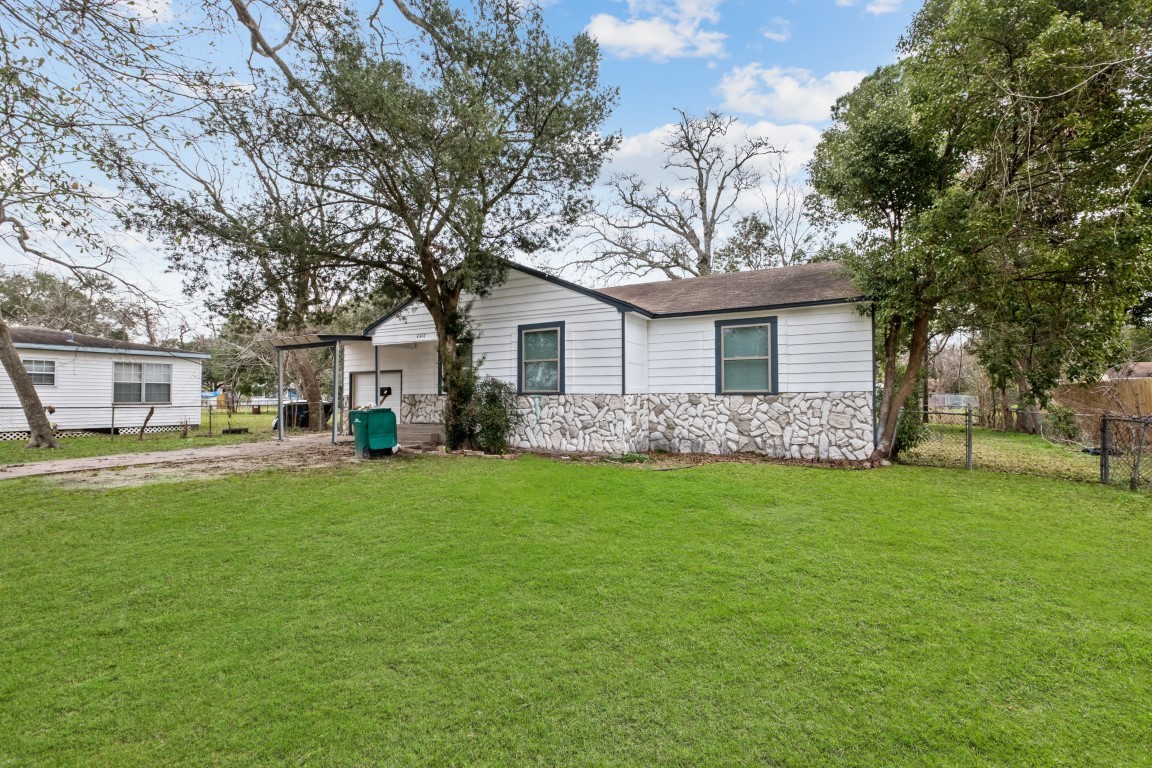 2217 Meadow Lane Property Photo 4