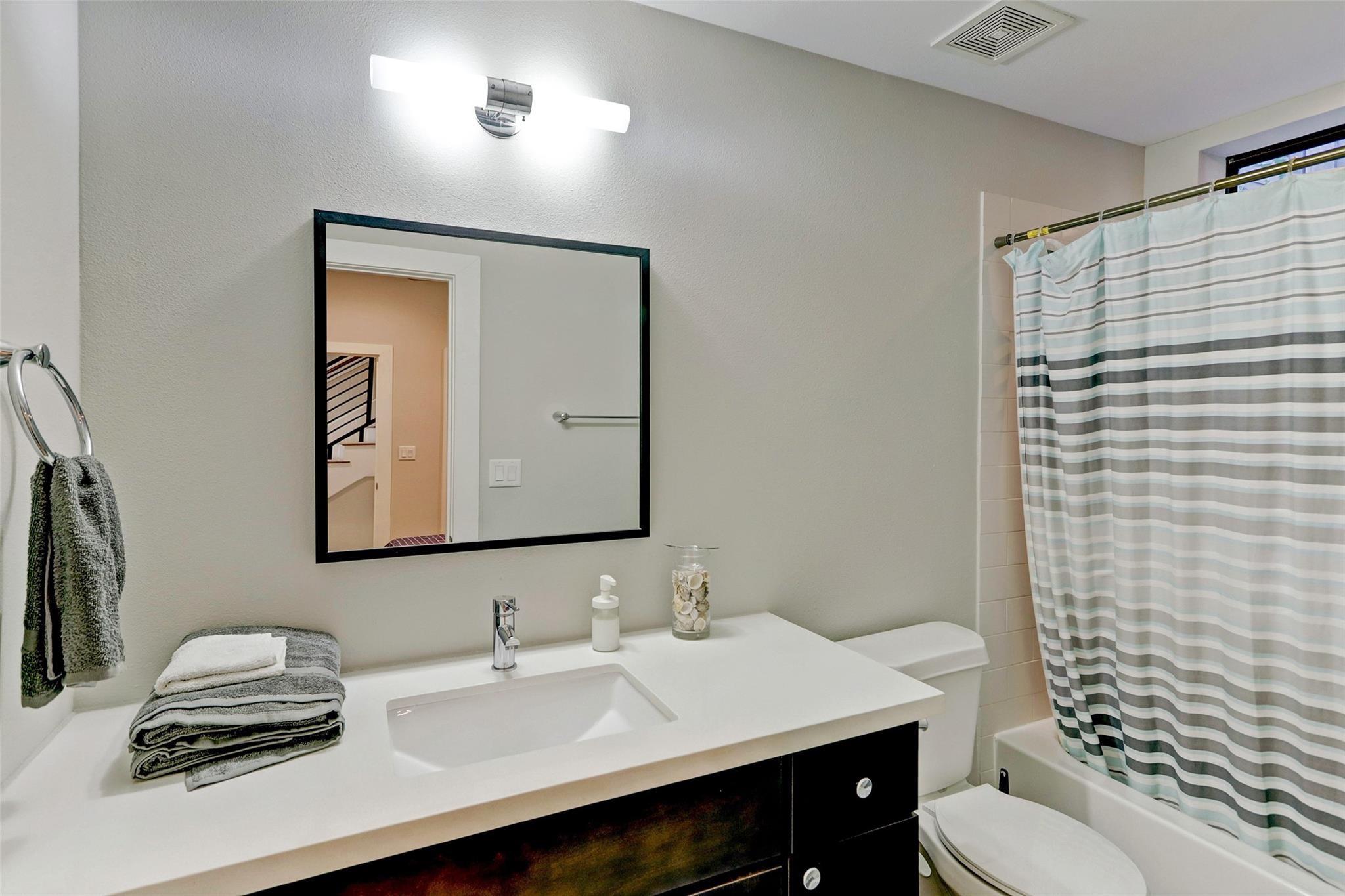 3015 Gillespie Street Property Photo 5