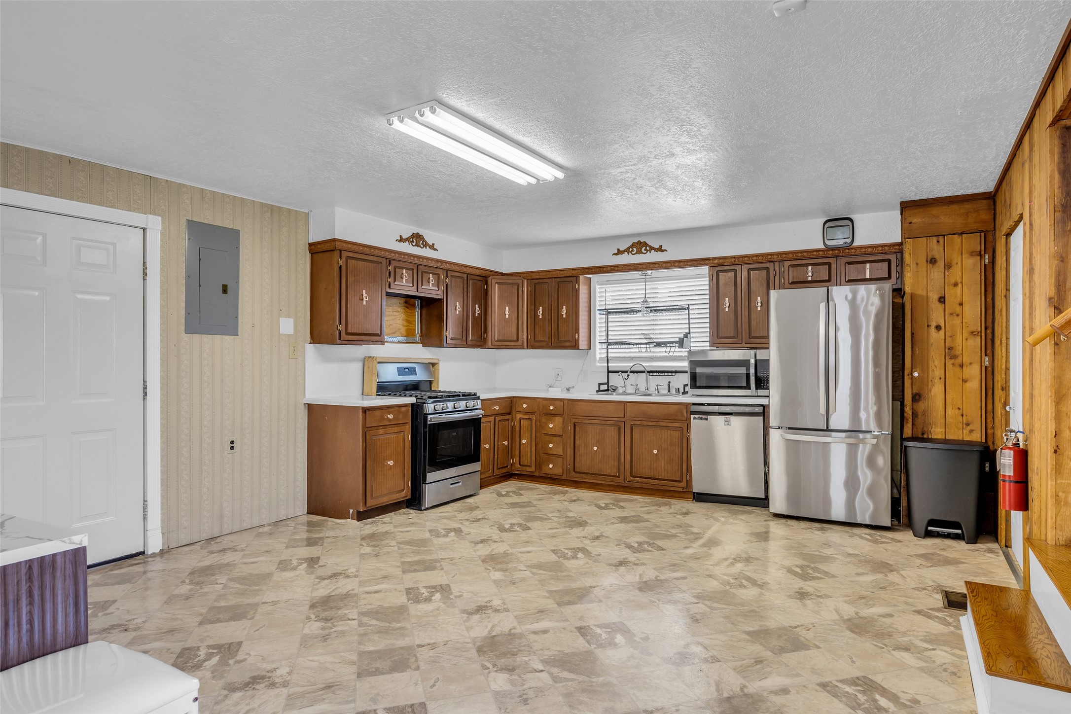 15301 Arrowhead Loop W Property Photo 4