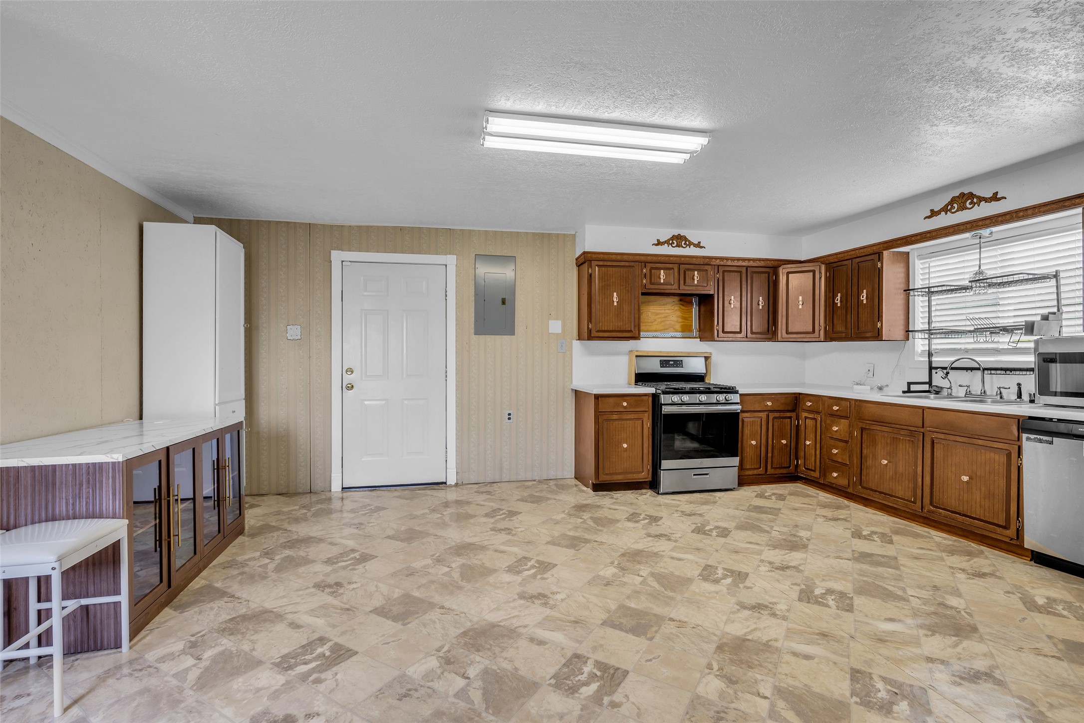 15301 Arrowhead Loop W Property Photo 9