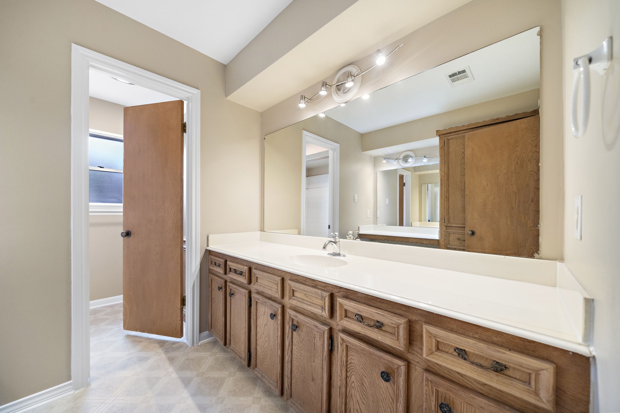 1104 Hillcrest Drive Property Photo 10