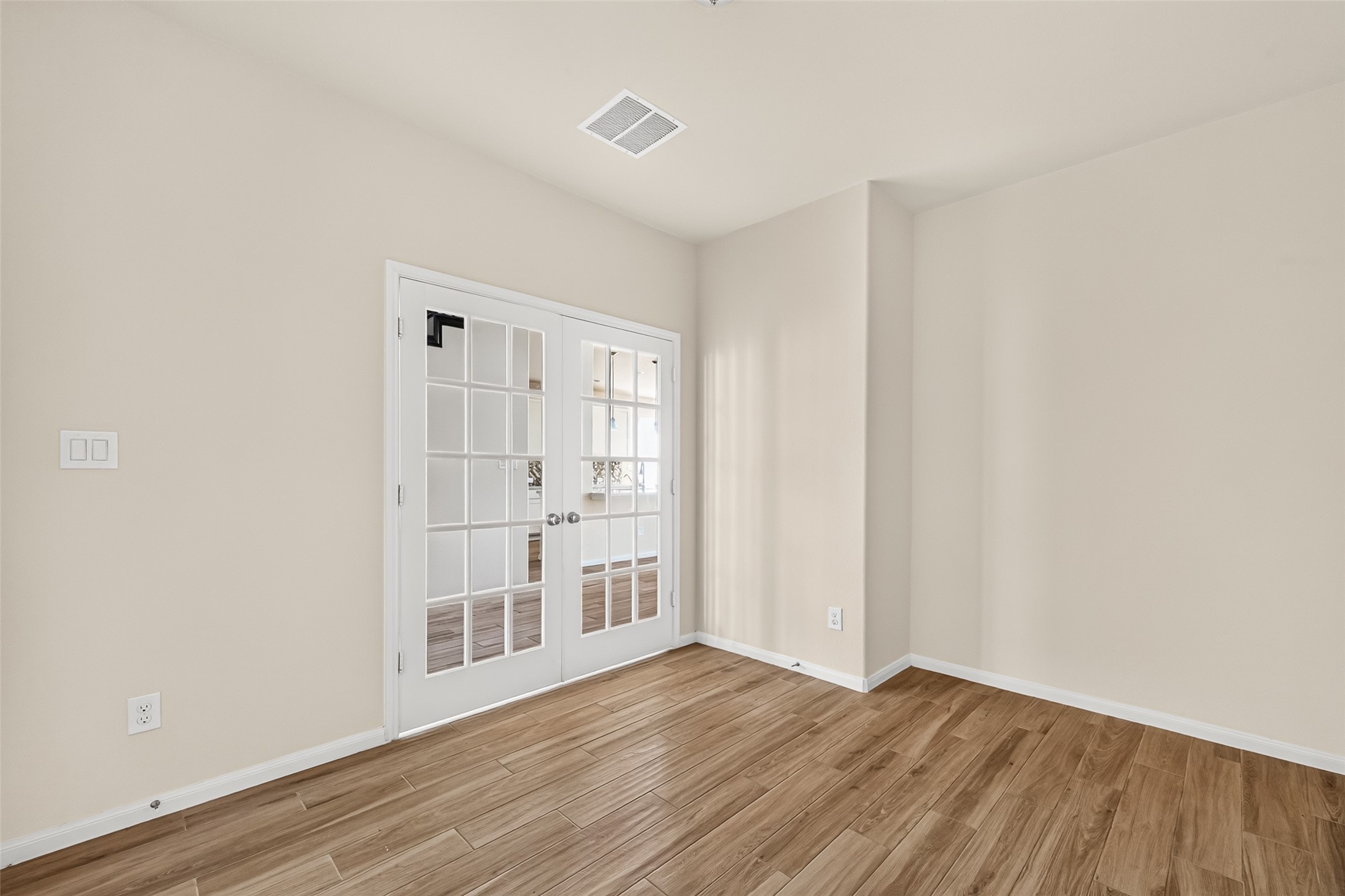 4403 Silvergrass Lane Property Photo 9