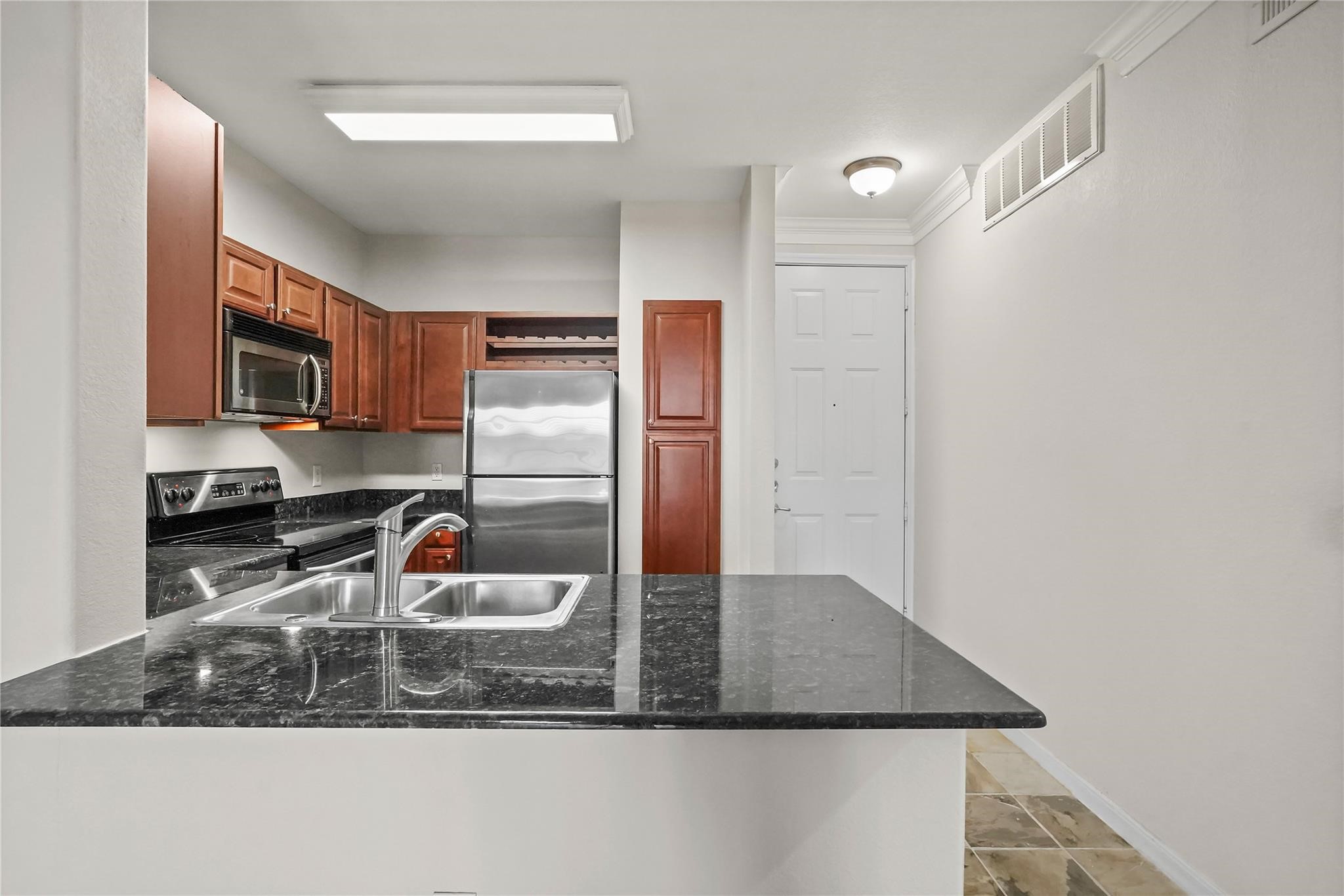 7575 Kirby Drive 3205 Property Photo 2