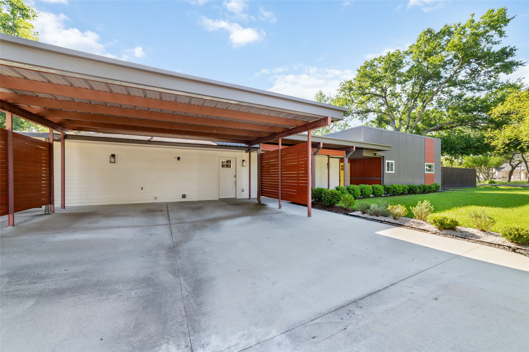 9400 Spring Branch Drive Property Photo 7