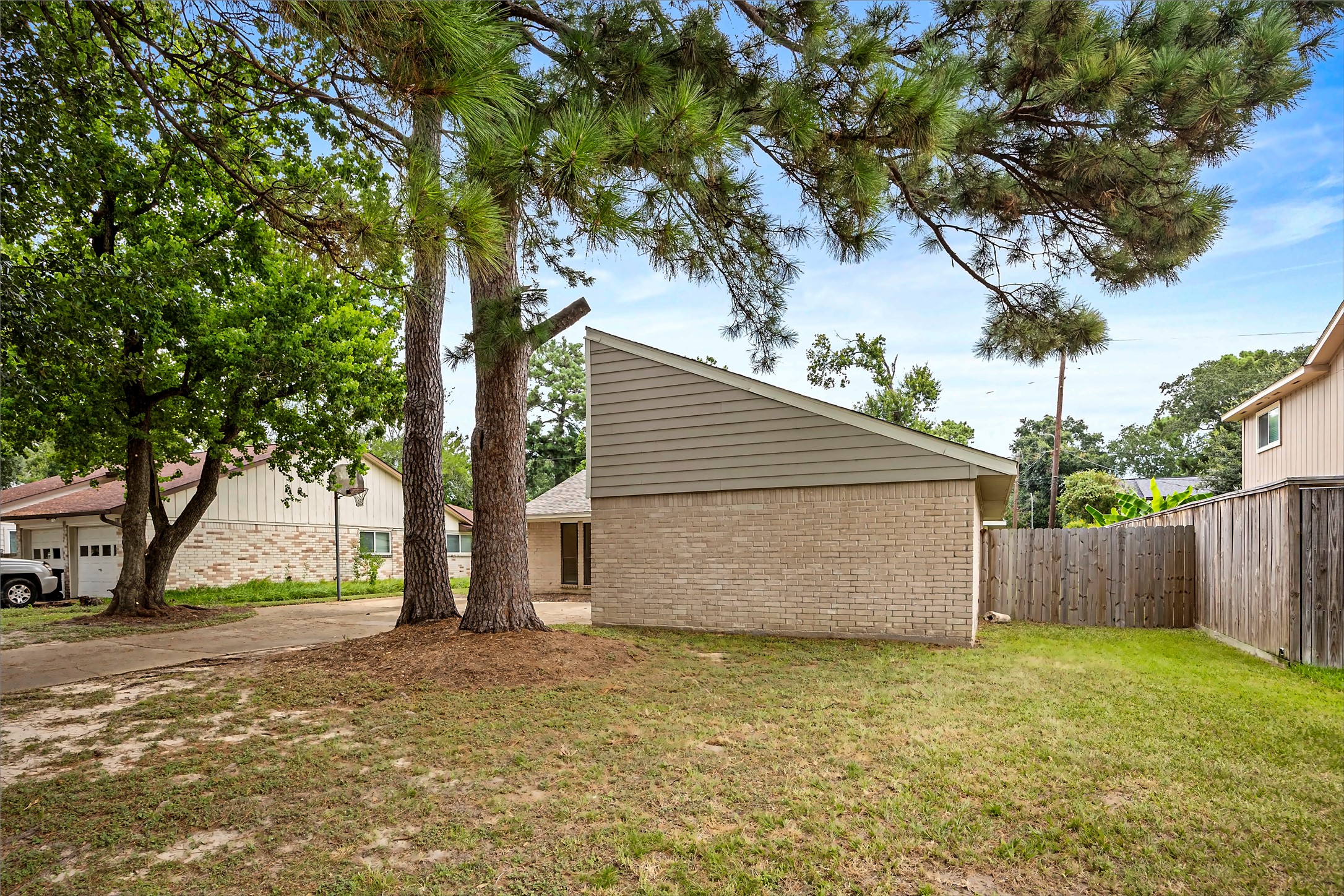 10010 Windriver Drive Property Photo 3