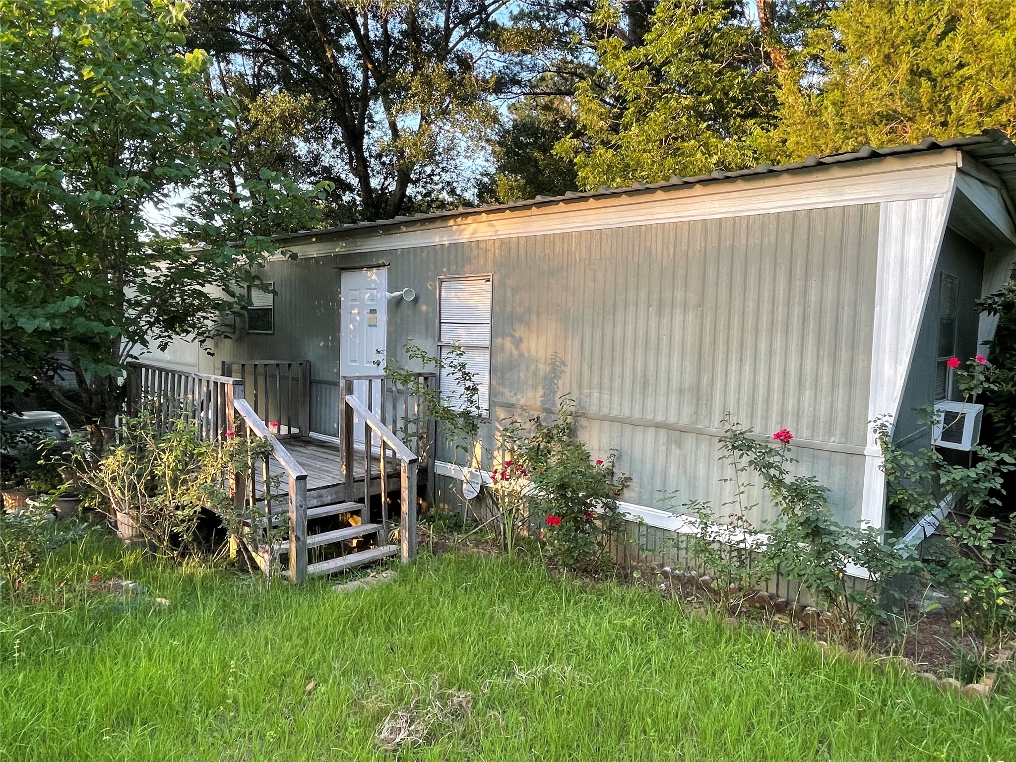 1407 N Sycamore Drive Property Photo 3