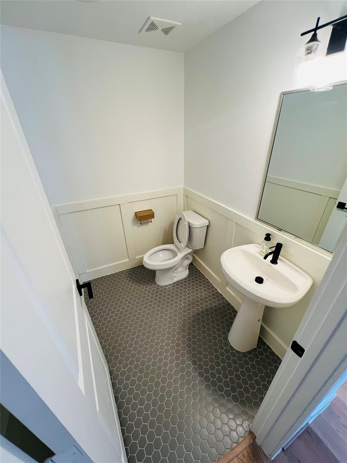 1103 W 15th 1/2 Street A Property Photo 25