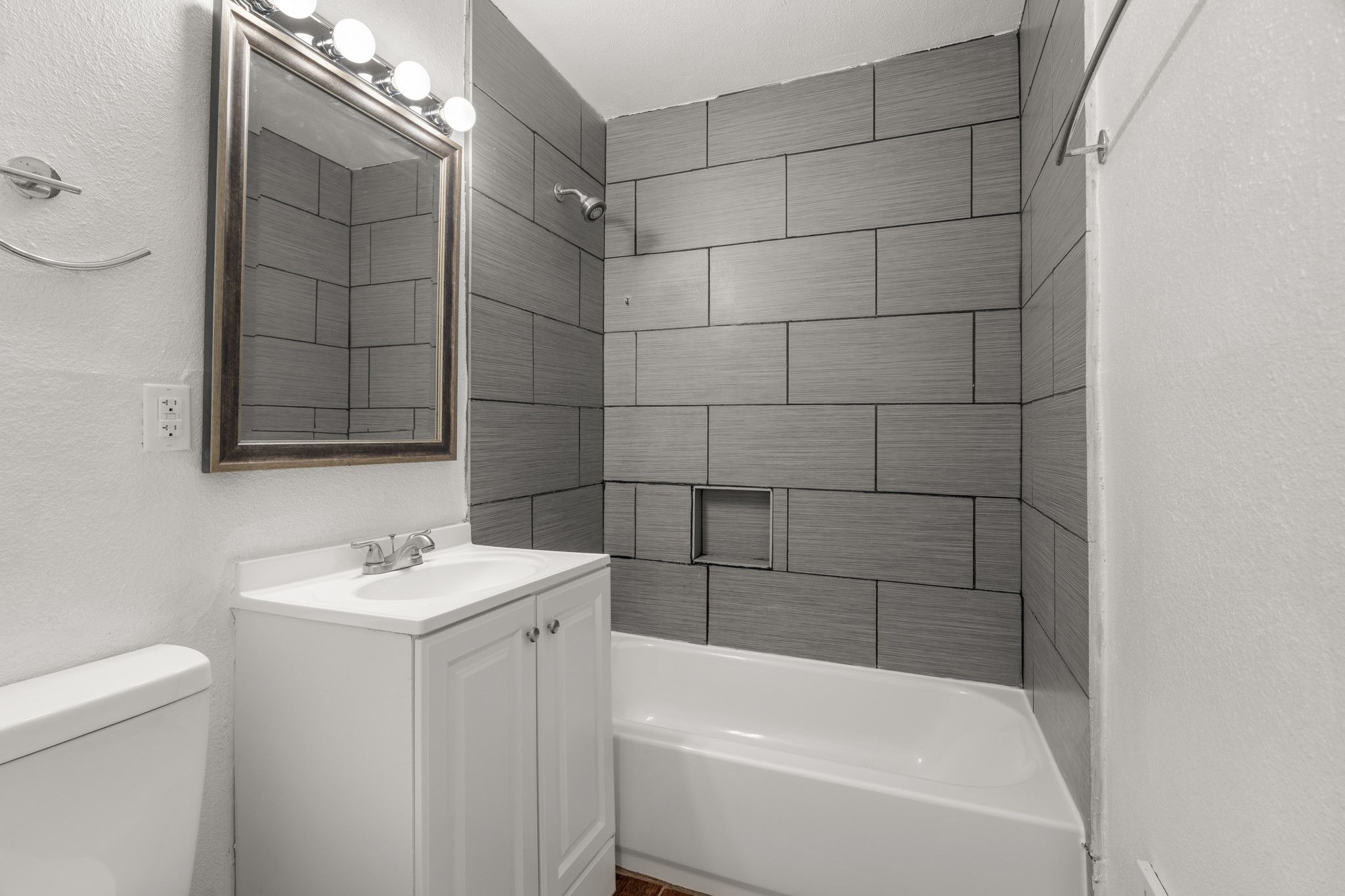 729 E 41st Street Property Photo 15