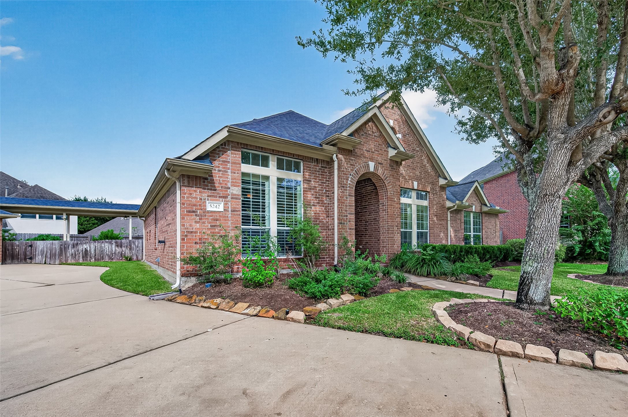 5242 Fountainbrook Lane Property Photo 4