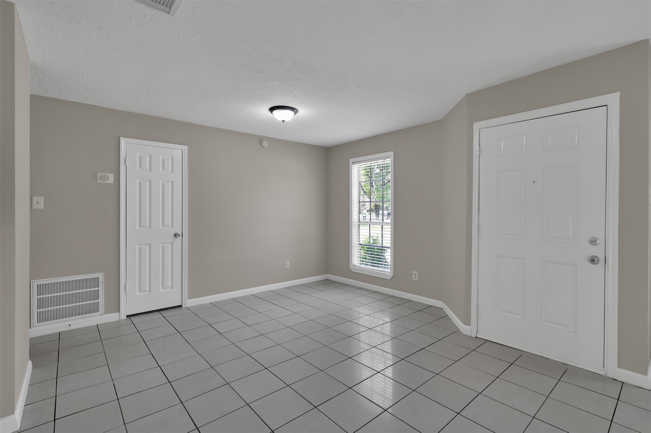 1018 Surrey Court Property Photo 10