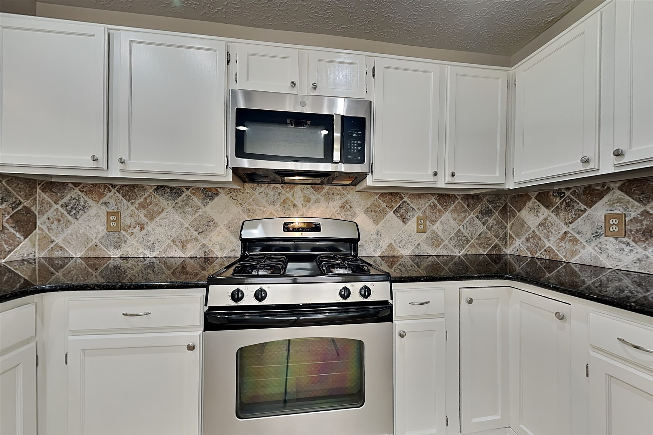 2915 Bentley Court Property Photo 5