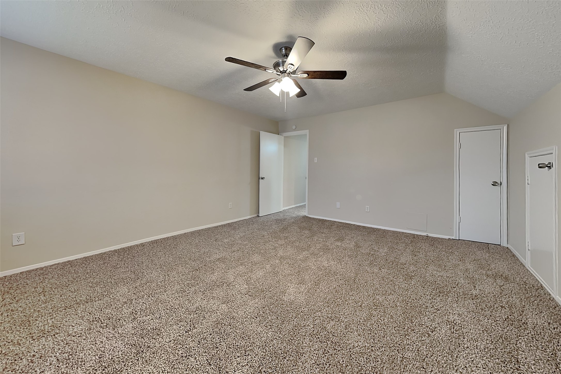 2915 Bentley Court Property Photo 15