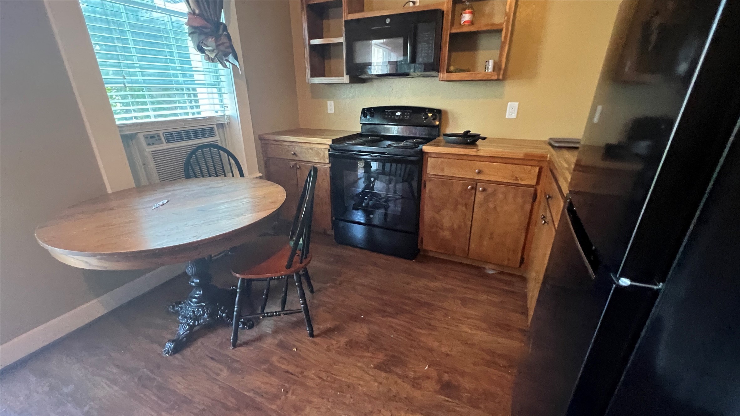 9500 Mayfield Avenue B Property Photo 7
