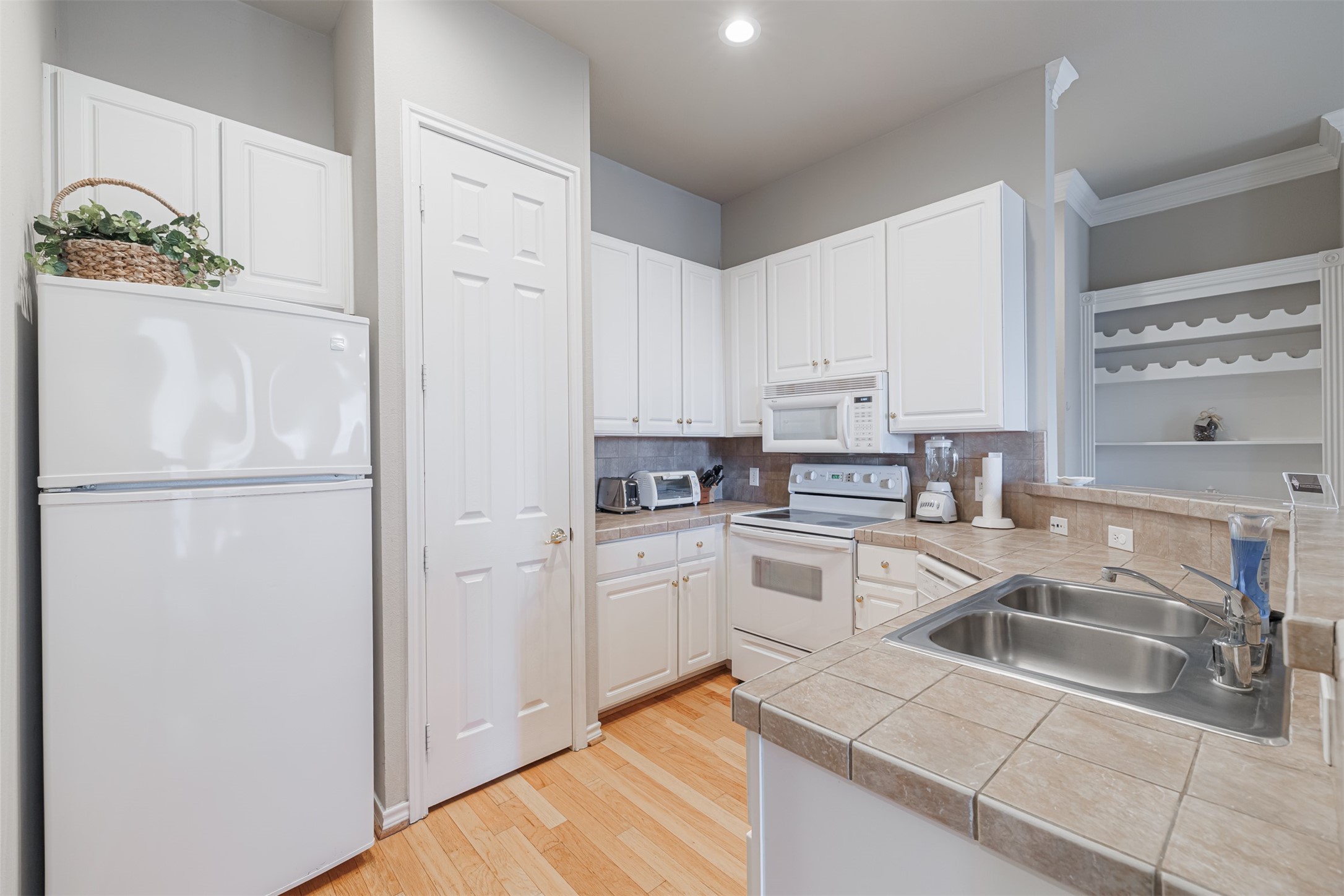 2400 Mccue Road 202 Property Photo 6