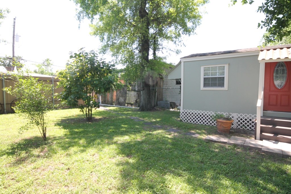 734-a Mcdaniel Street Property Photo 3